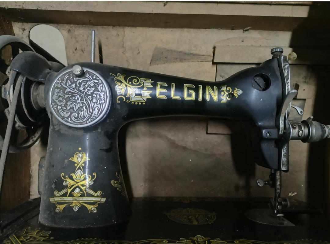 Máquina de Costura Elgin Antiga com Mesa