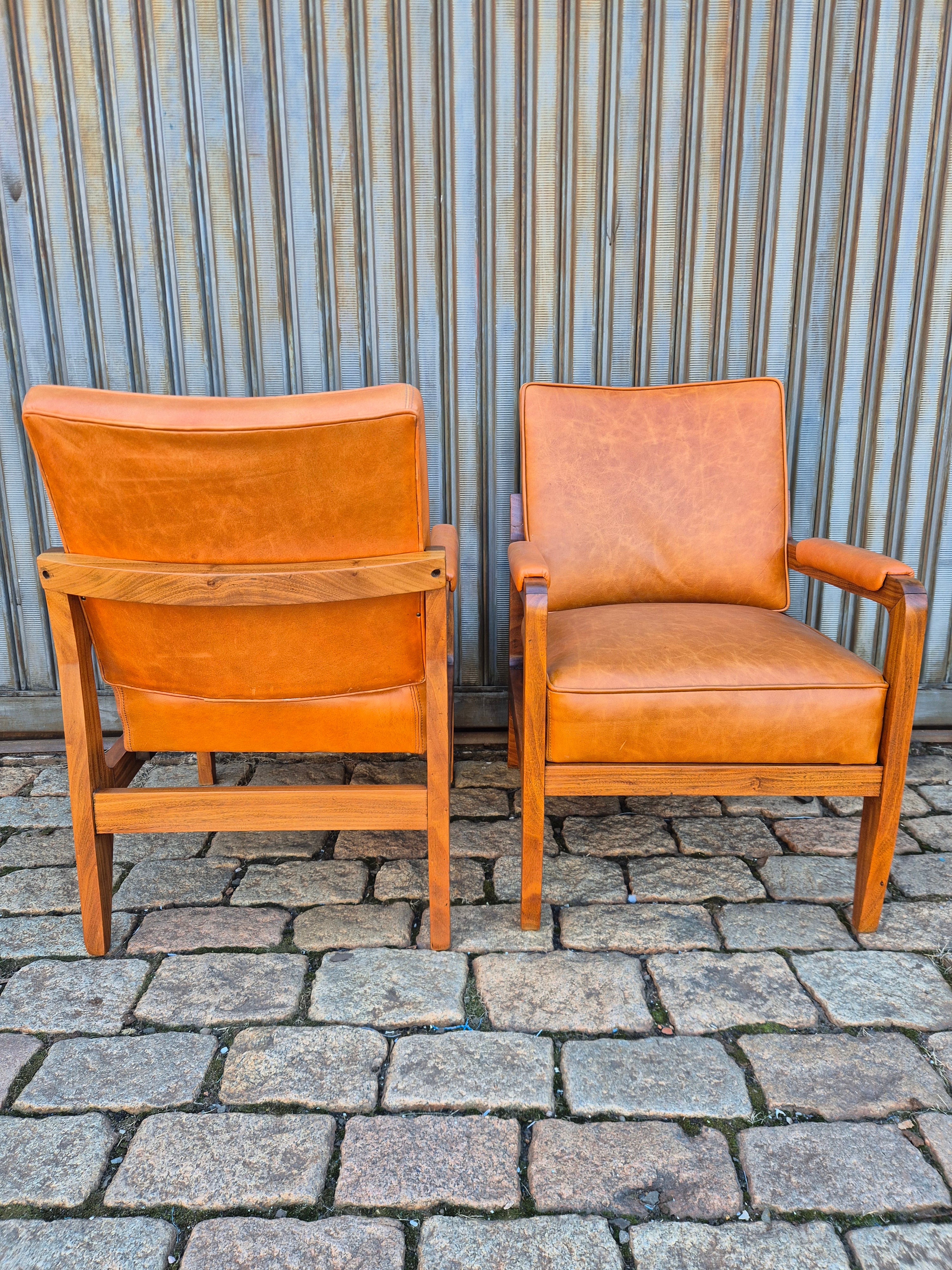 Par poltronas anos 50 couro caramelo 