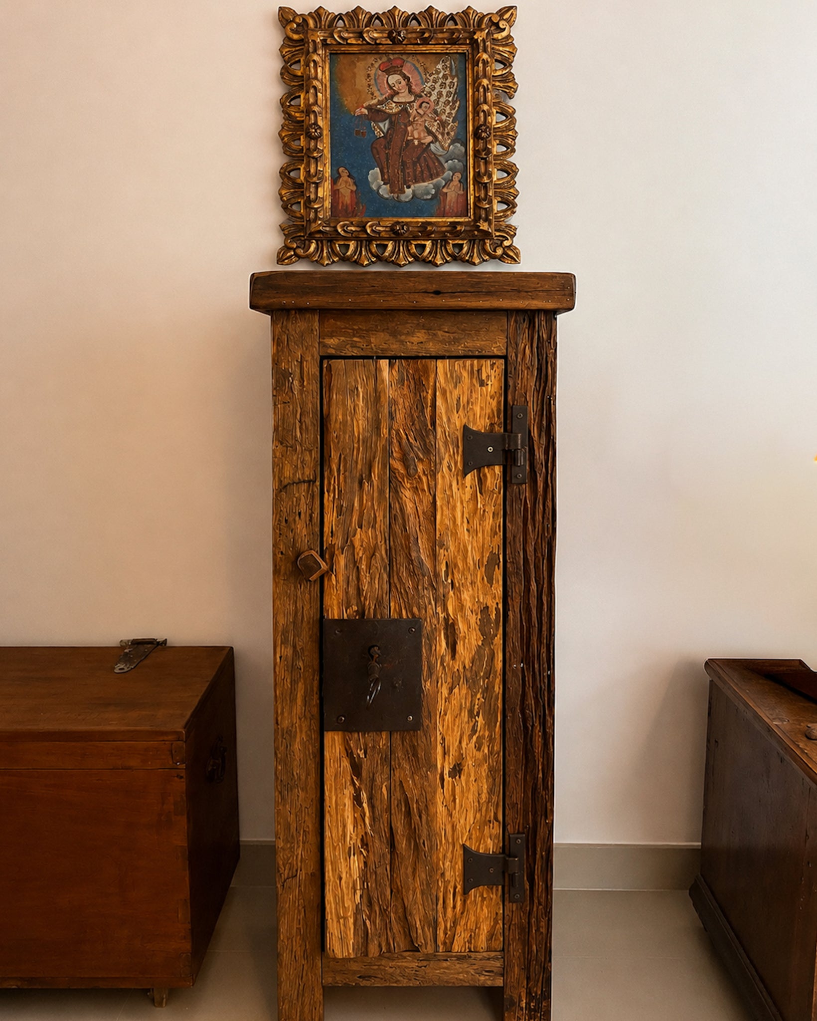 Armário antigo de fazenda estilo colonial brasileiro
