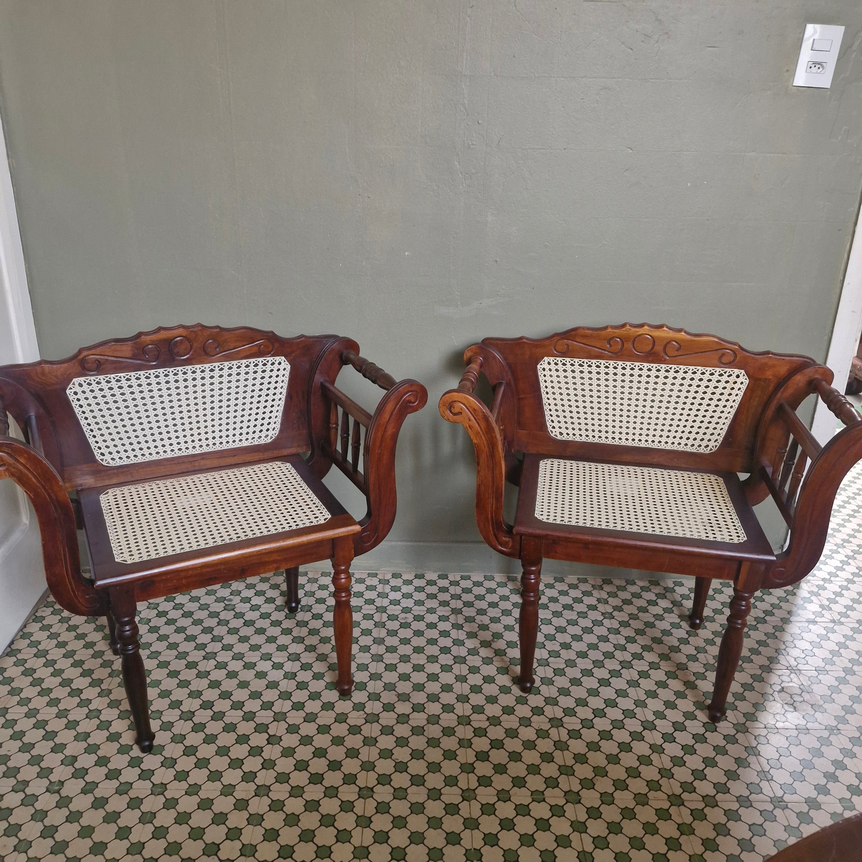 Par de Poltronas com braço estilo Colonial em madeira e palhinha - restauradas 