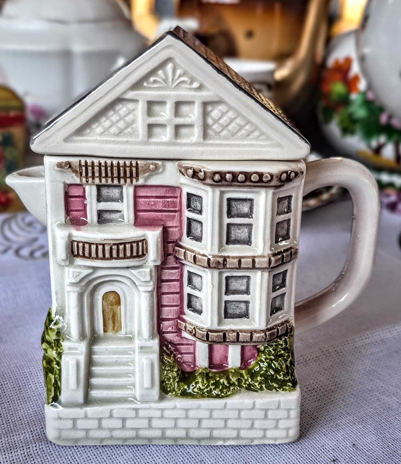 Bules de chá em porcelana vintage Otagiri, em formato de casas vitorianas