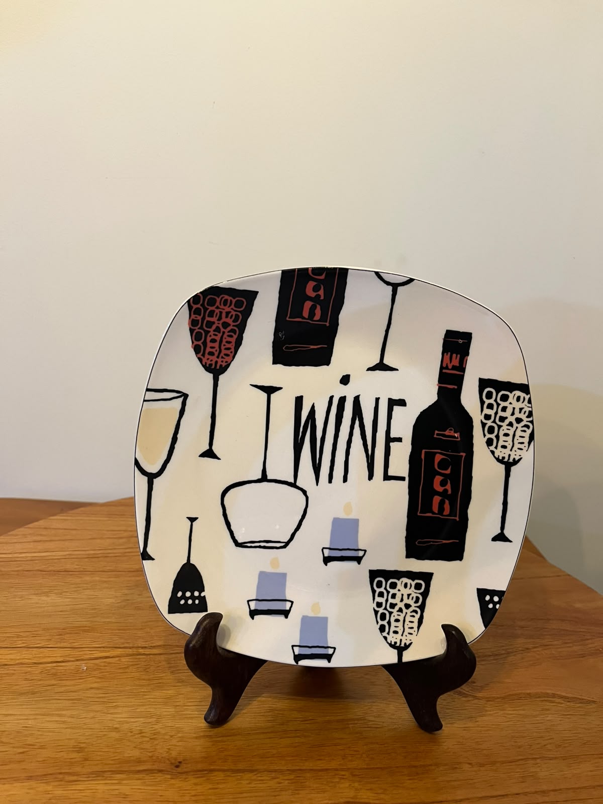 Conjunto com 4 Pratos Decorativos – Tema Vinho e Queijo – 20 × 20 cm