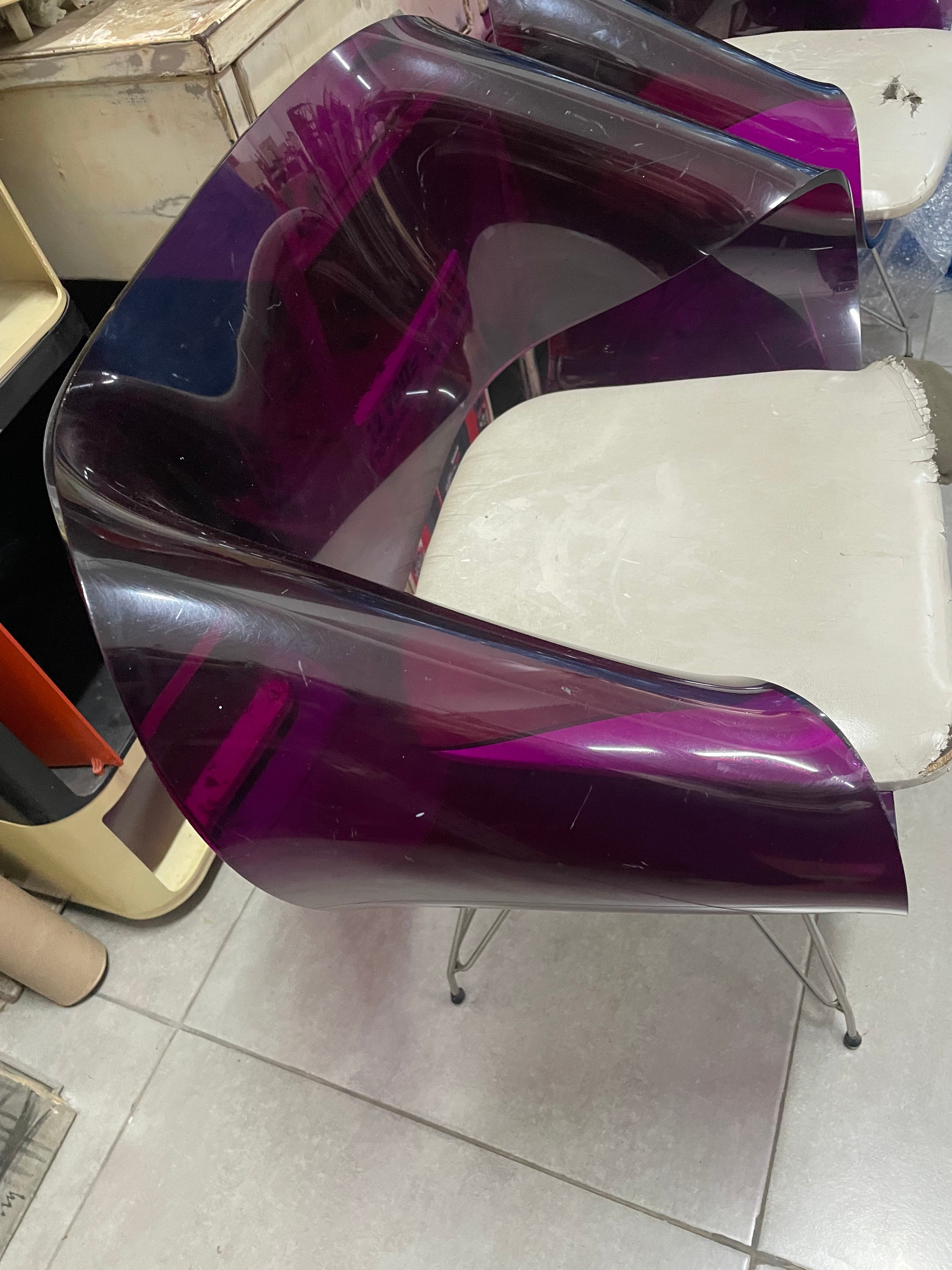 Par de Cadeira Loop – Infiniti em Acrílico roxo Translúcido e assento branco 