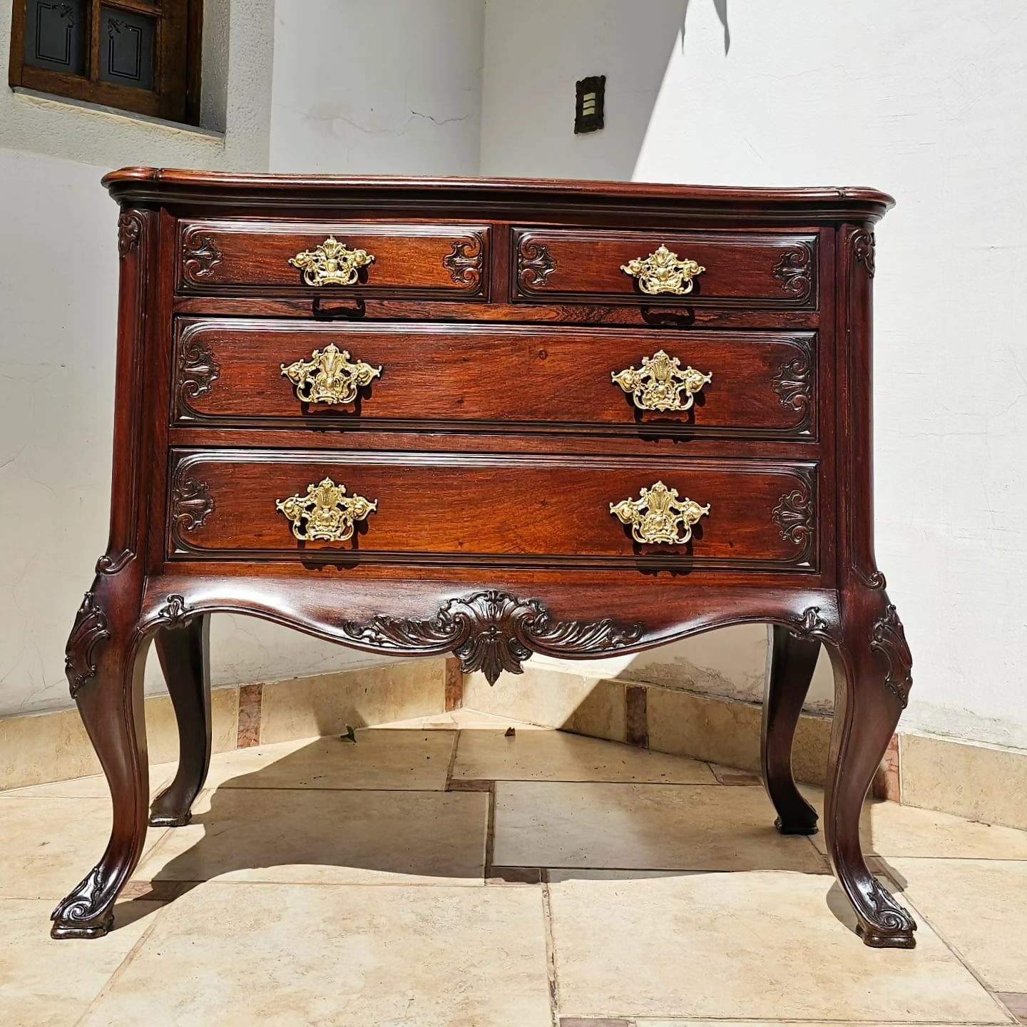 Antiga cômoda Dom José, jacarandá maciço, puxadores em bronze e selo original.