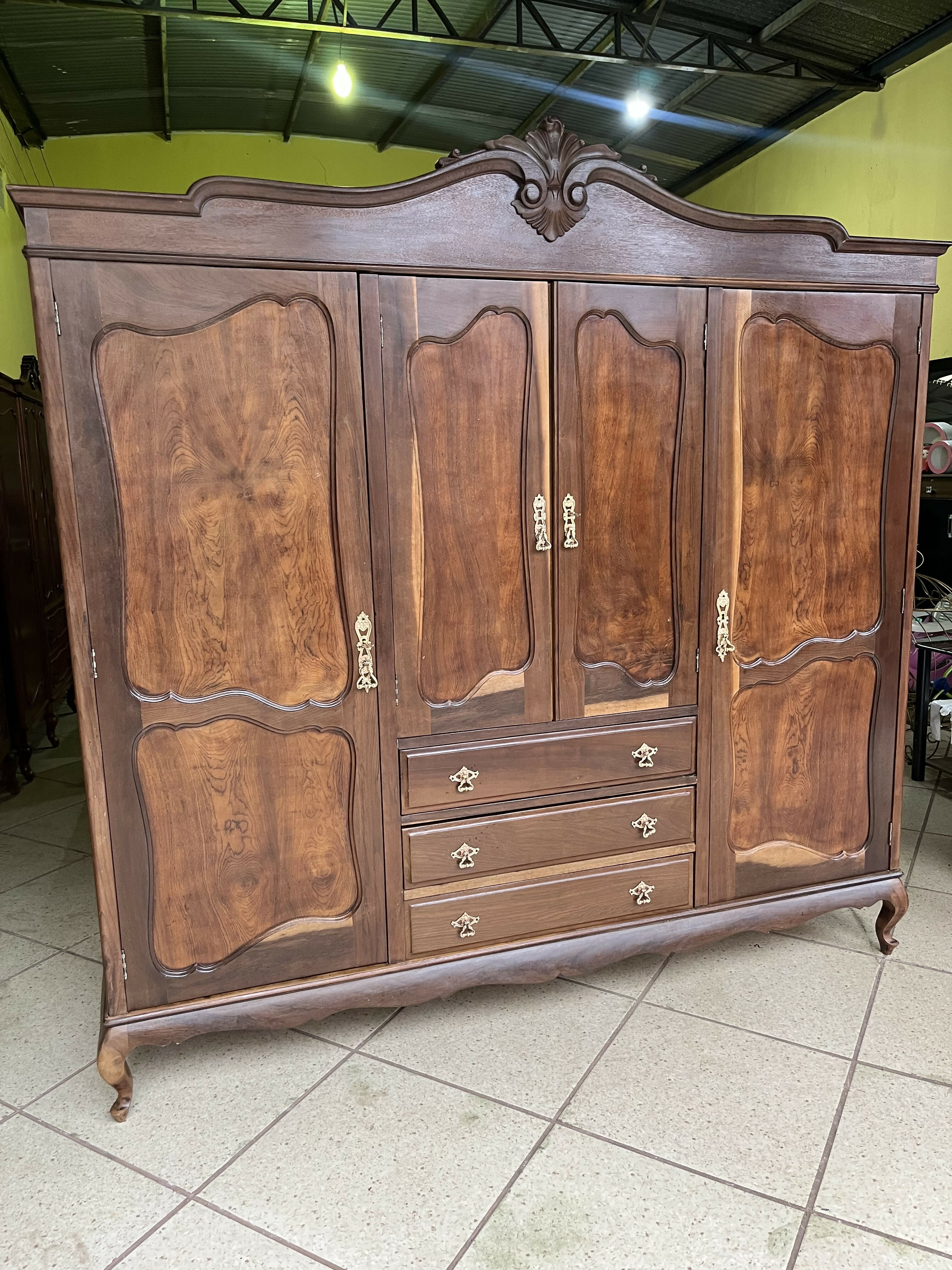 BELÍSSIMO GUARDA ROUPAS DE CASAL IMBUIA RESTAURADO