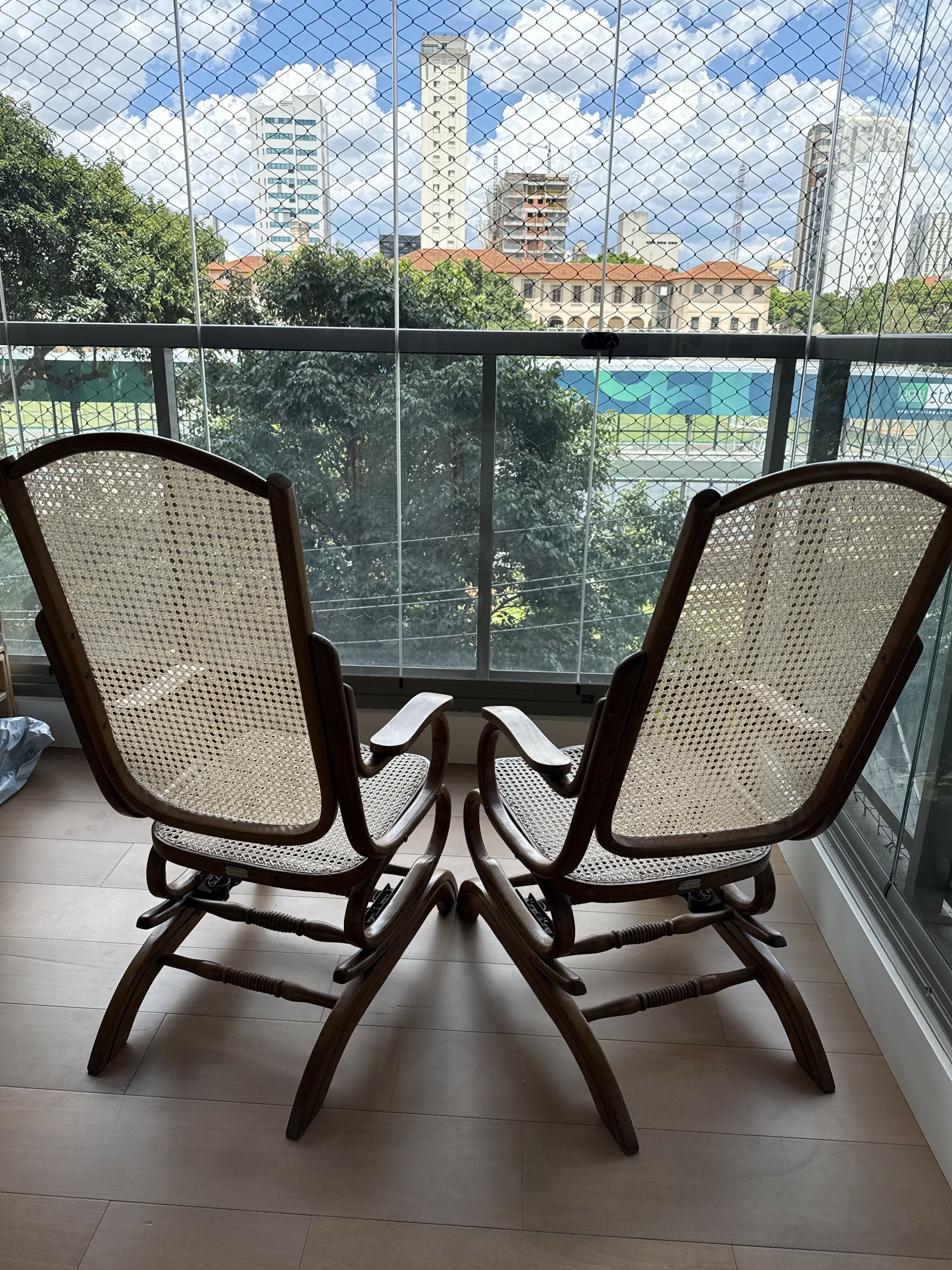 Cadeiras de balanço em palhinha