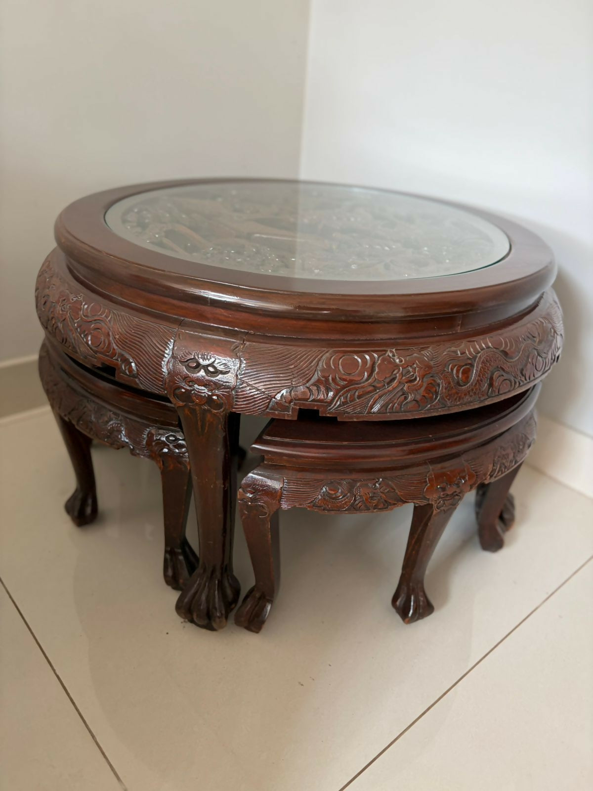 Mesinha Ninho Oriental redonda em madeira nobre esculpida