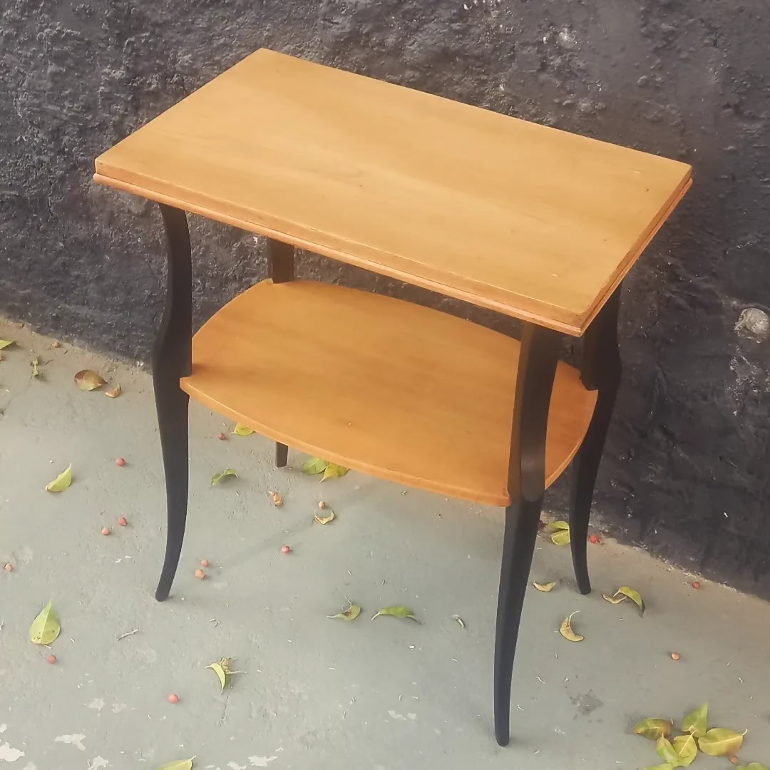 Mesa lateral em Marfim com pés ebanizados (Recém restaurada) 
