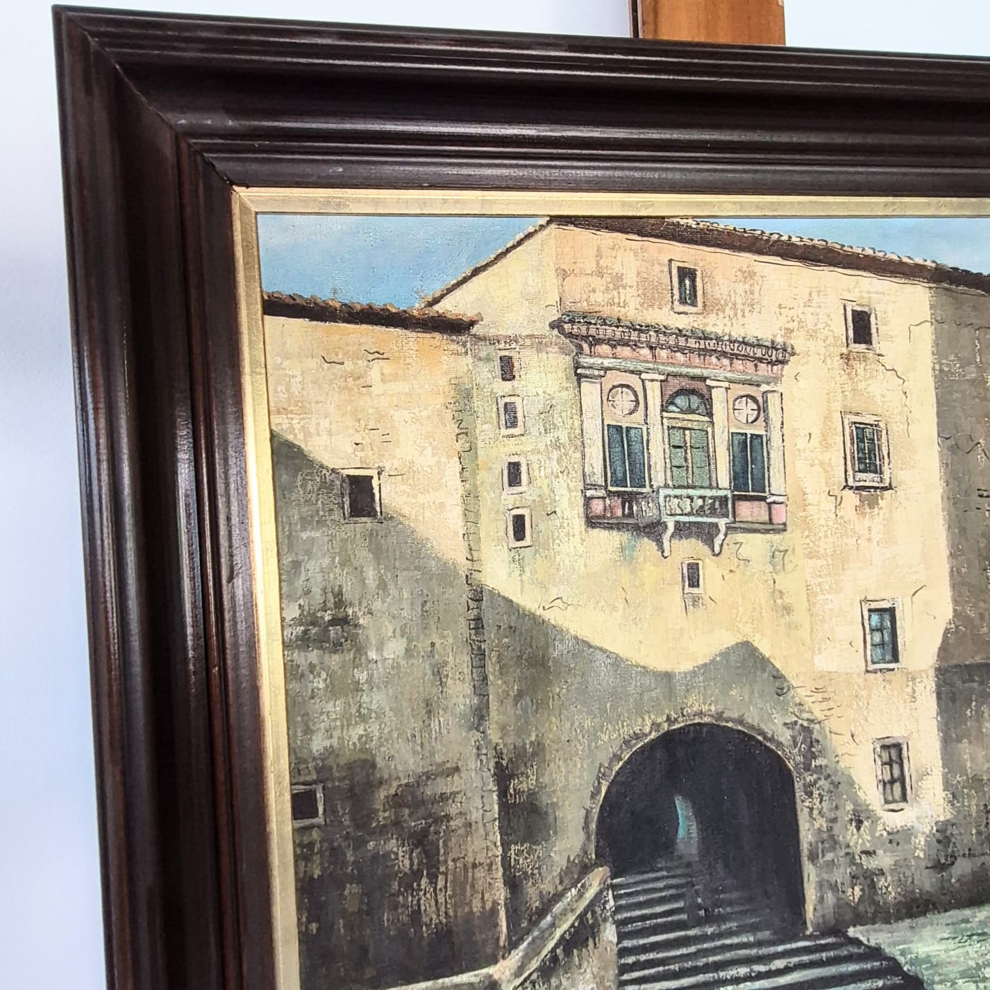 Quadro com pintura óleo sobre tela, inspirado na obra clássica européia do pintor Ettore Roesler Franz (séc XIX) chamada Palazzo Borgia.  Pintada por Saty em 1978.