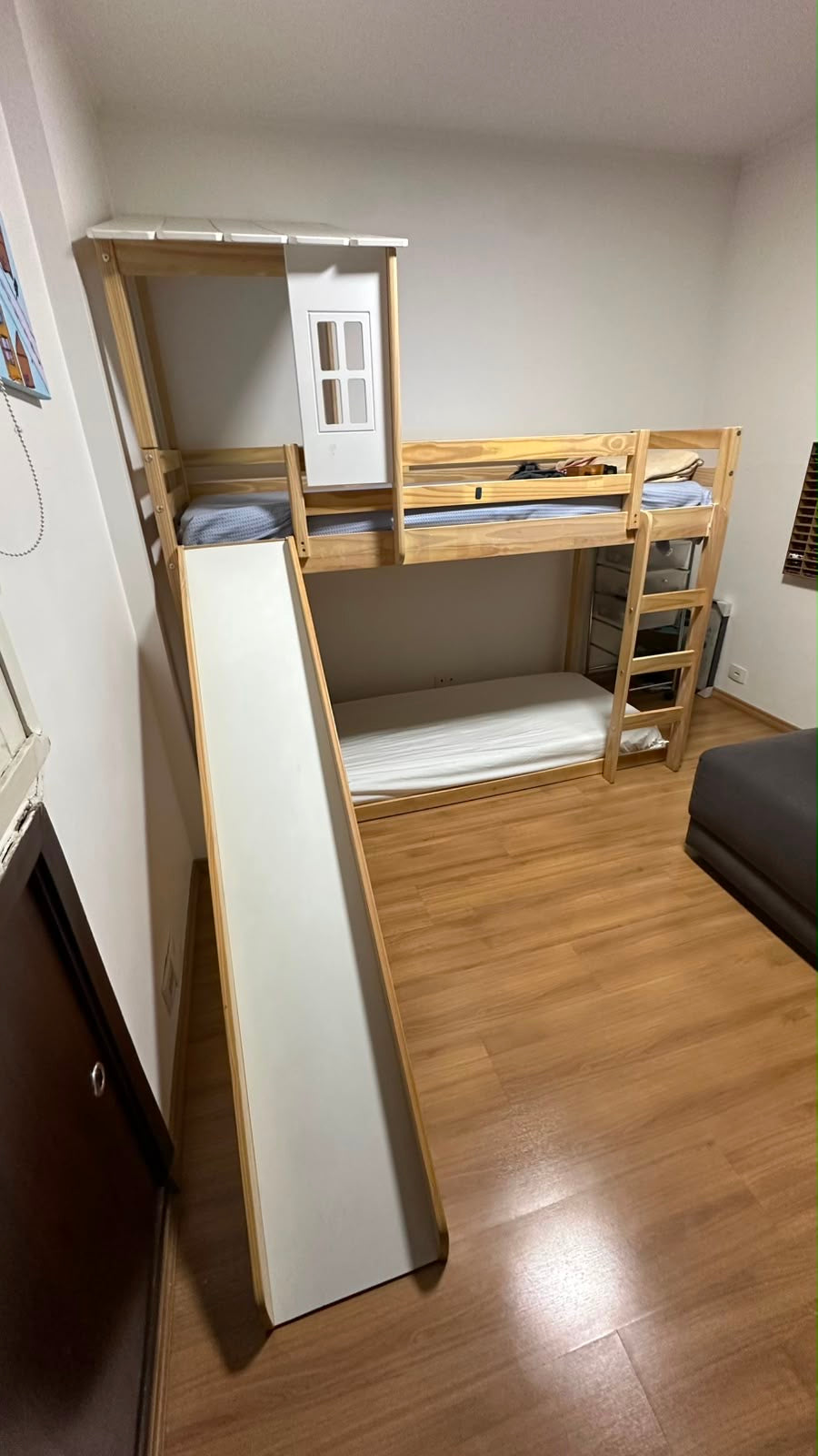 Cama Beliche Infantil de madeira clara com escorregador