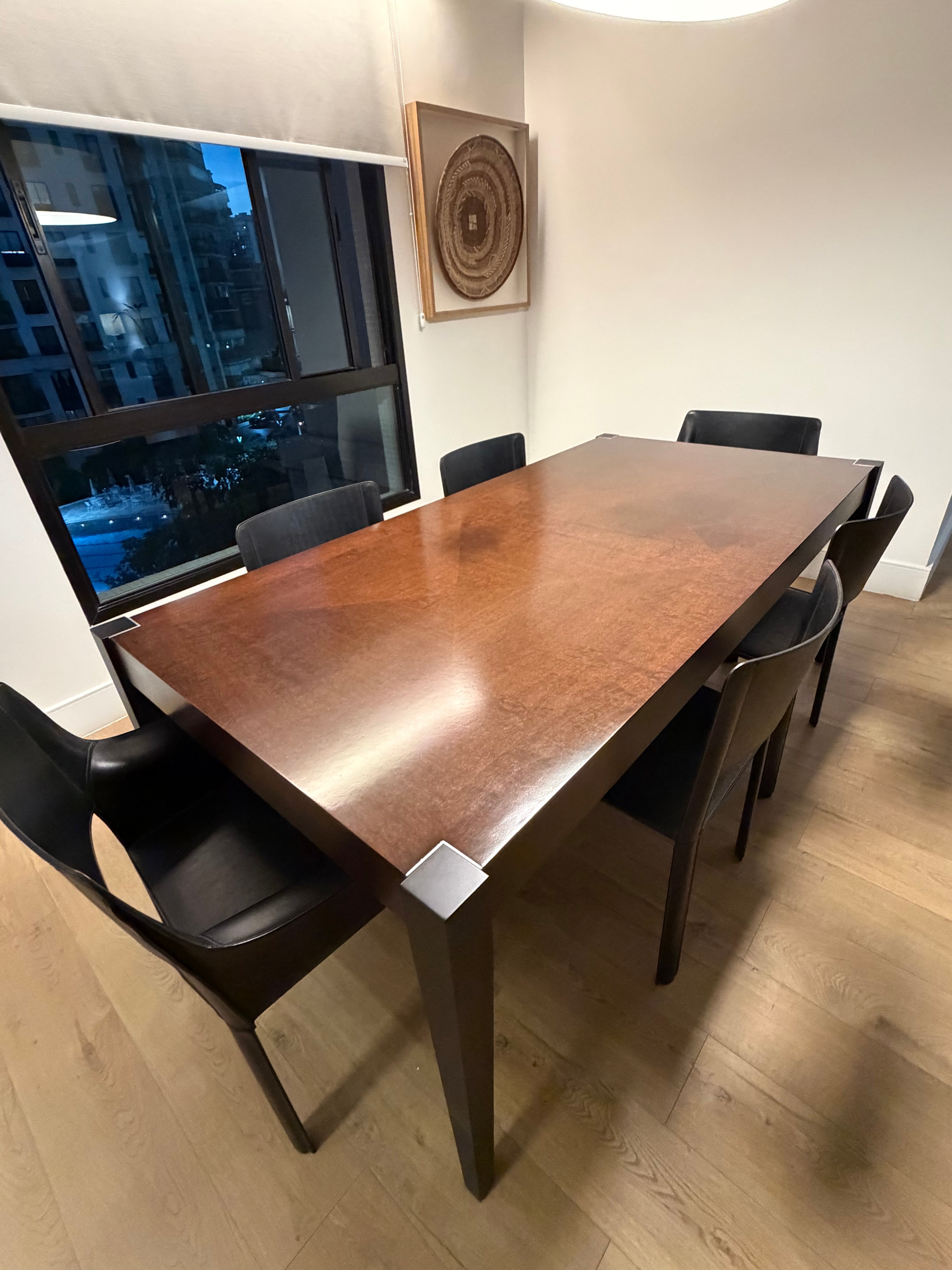 Conjunto Mesa de Jantar Artefacto retangular em Imbuia com 6 cadeiras em couro preto da Club