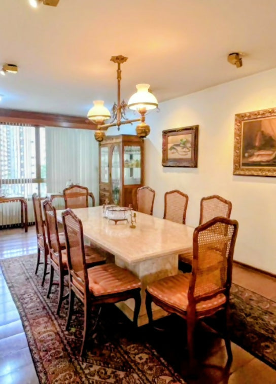 MESA DE MARMORE SOFISTICADA EM COR PERLATO ROYAL (8 LUGARES)