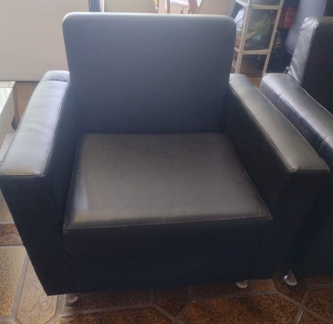 Par de Poltronas Quadradas em Courino Preto 