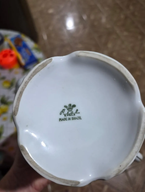 Conjunto de Bules de Porcelanas com detalhe dourados e desenhos em vermelho 