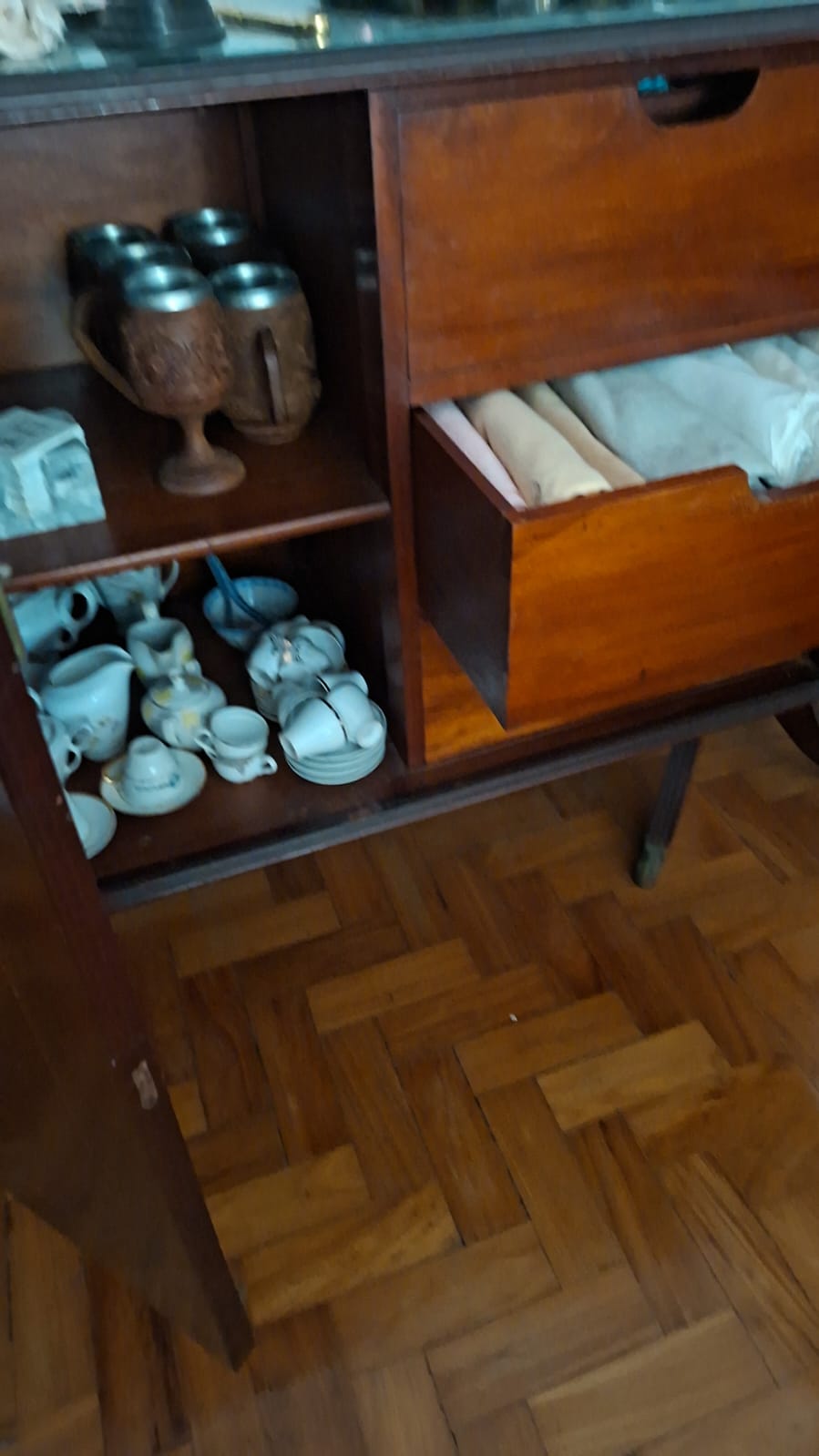 Sala de jantar tipo inglesa Mesa de jantar, 6 cadeiras e buffet