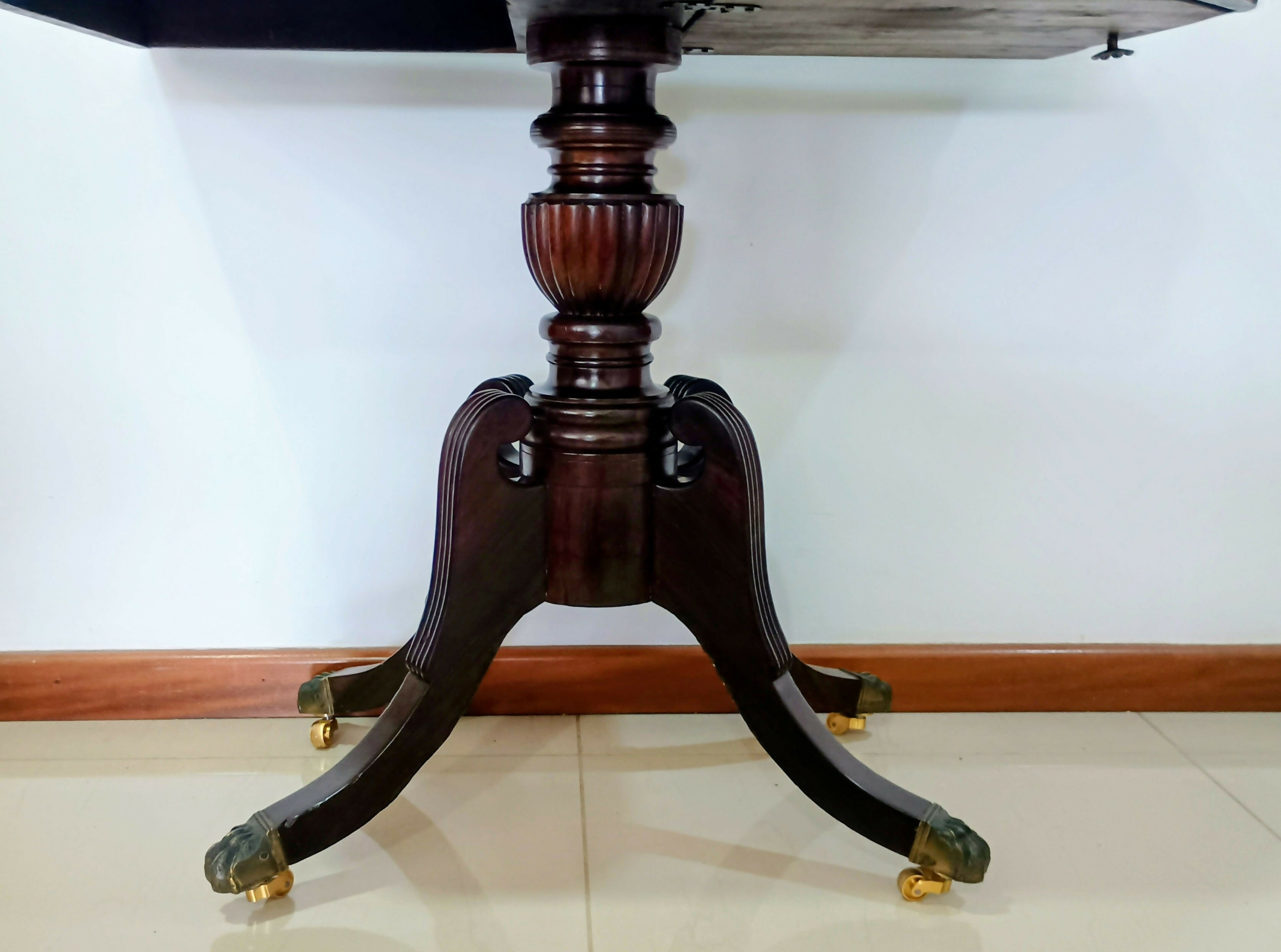 Aparador Antigo em Jacarandá com Alçapão Secreto