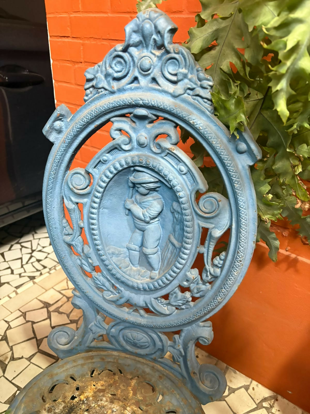 Conjunto mesa e cadeiras em ferro fundido azul para área externa