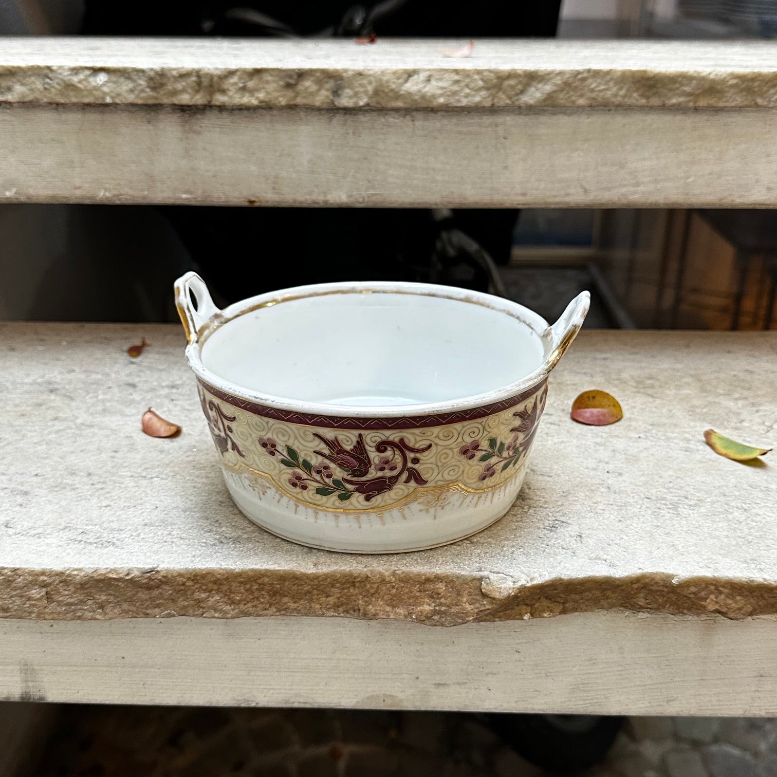 Rarissimo Conjunto com 3 peças em Porcelana Vintage anos 50 com detalhes dourados (Fruteira, Tigela e Leiteira)                                                                                                