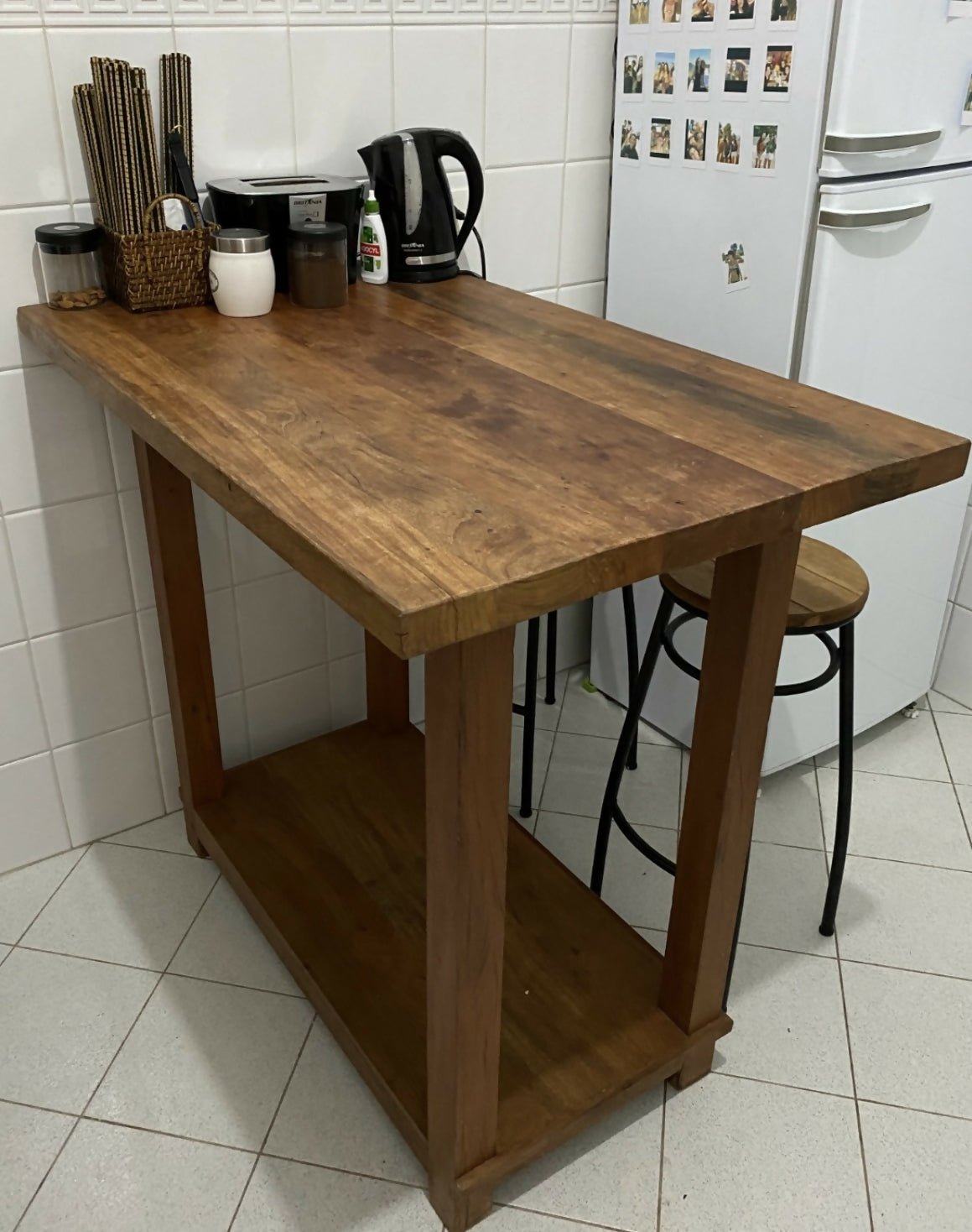 Bancada / mesa rústica de madeira maciça + banquetas
