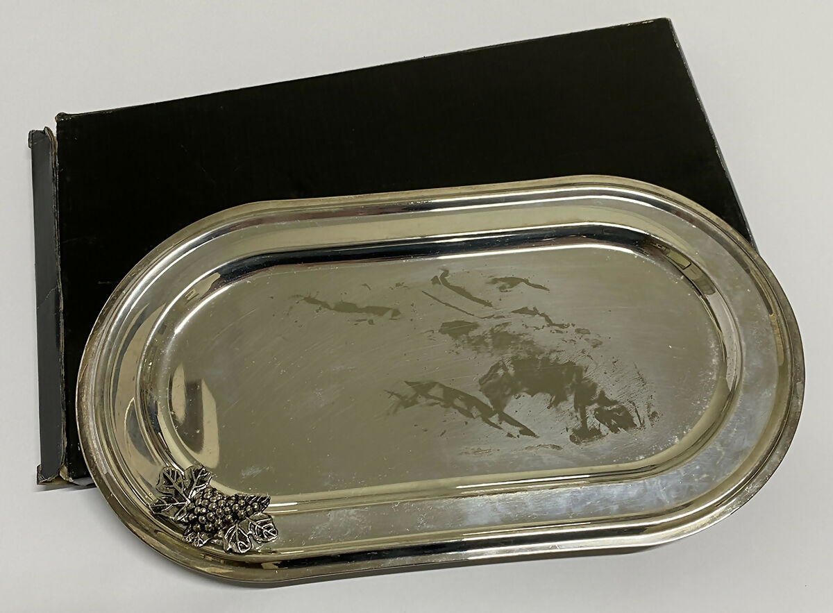 Bandeja em Metal Prateado com Decoração de Uvas — Peça Vintage