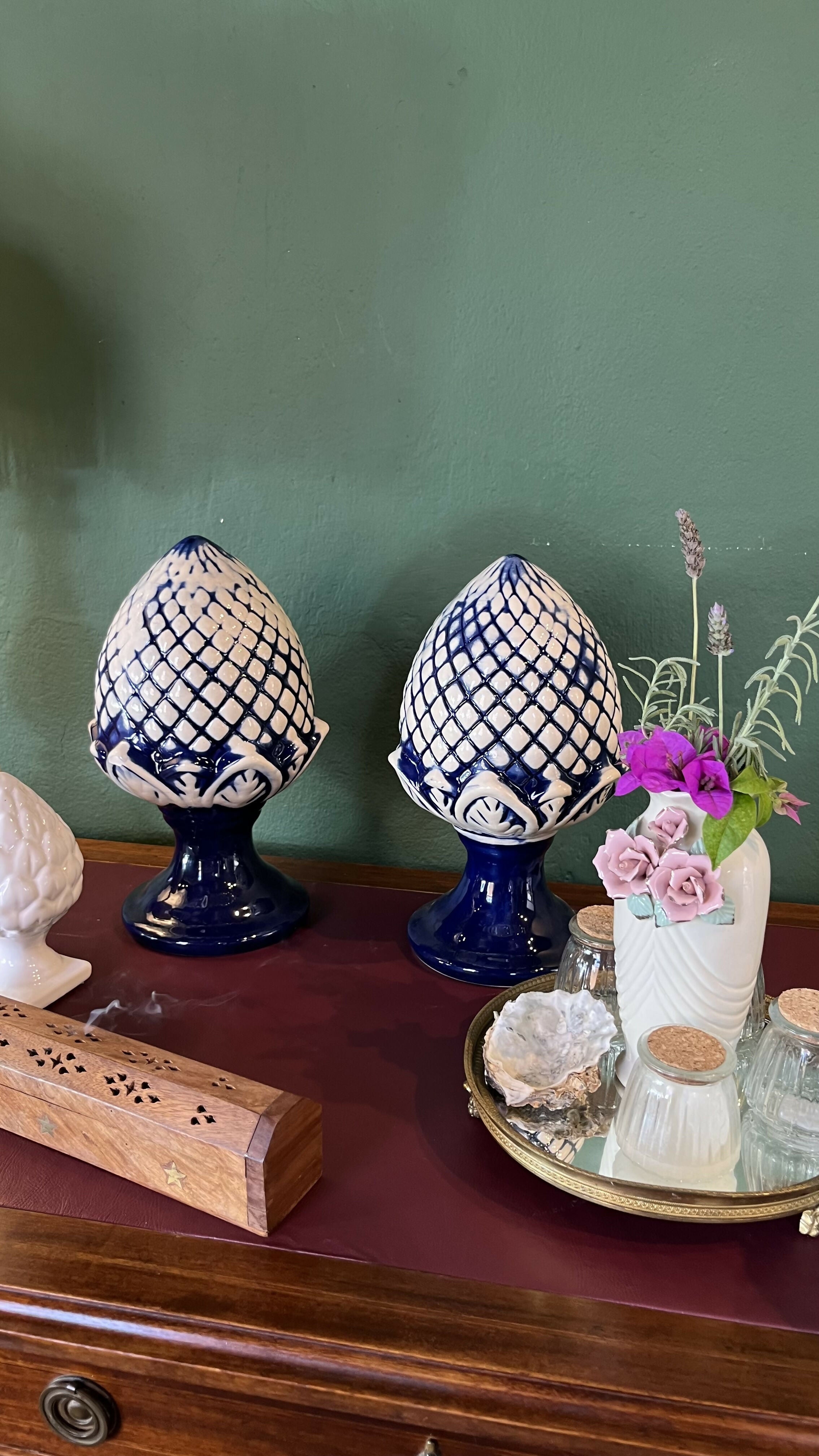 Antigo vaso confeccionado em cerâmica com flores em relevo