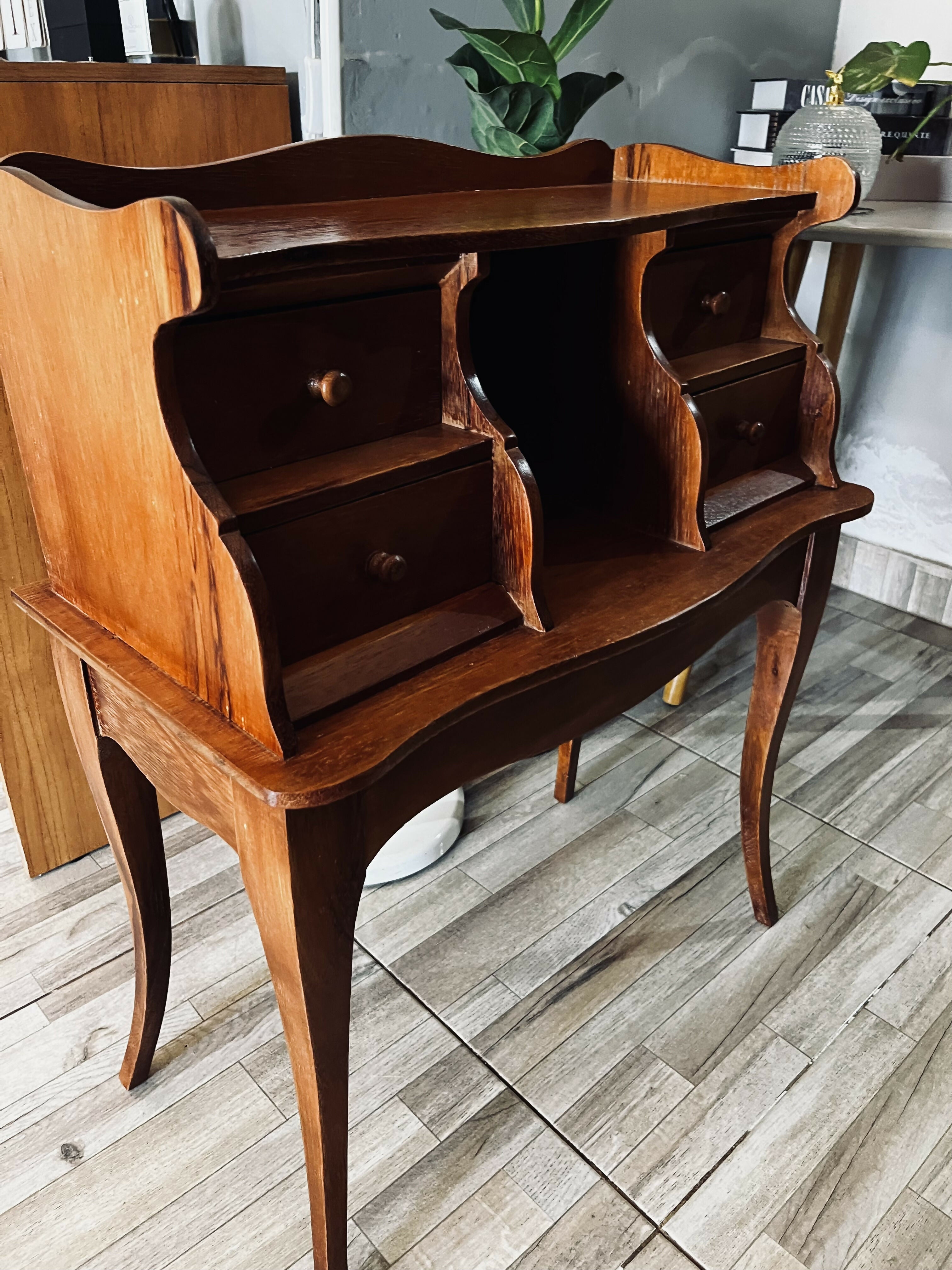 Mesinha de cabeceira em madeira anos 50 com 4 gavetas