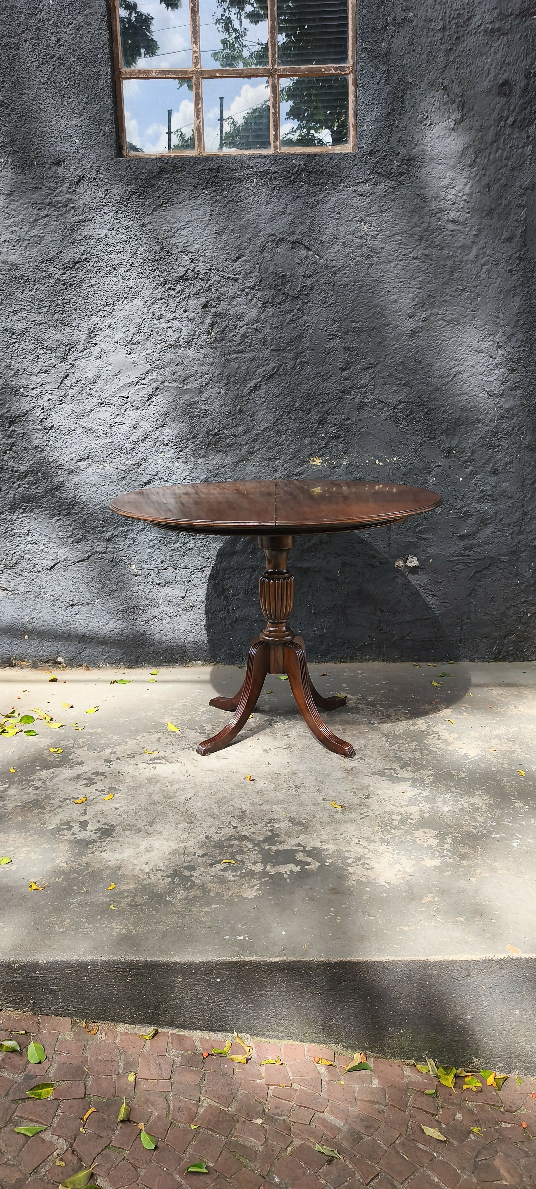 Antigo Aparador que vira mesa de jantar redonda em Imbuia