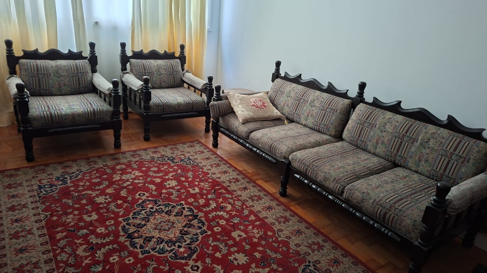 Conjunto de sofá e poltronas madeira maciça ebanizada