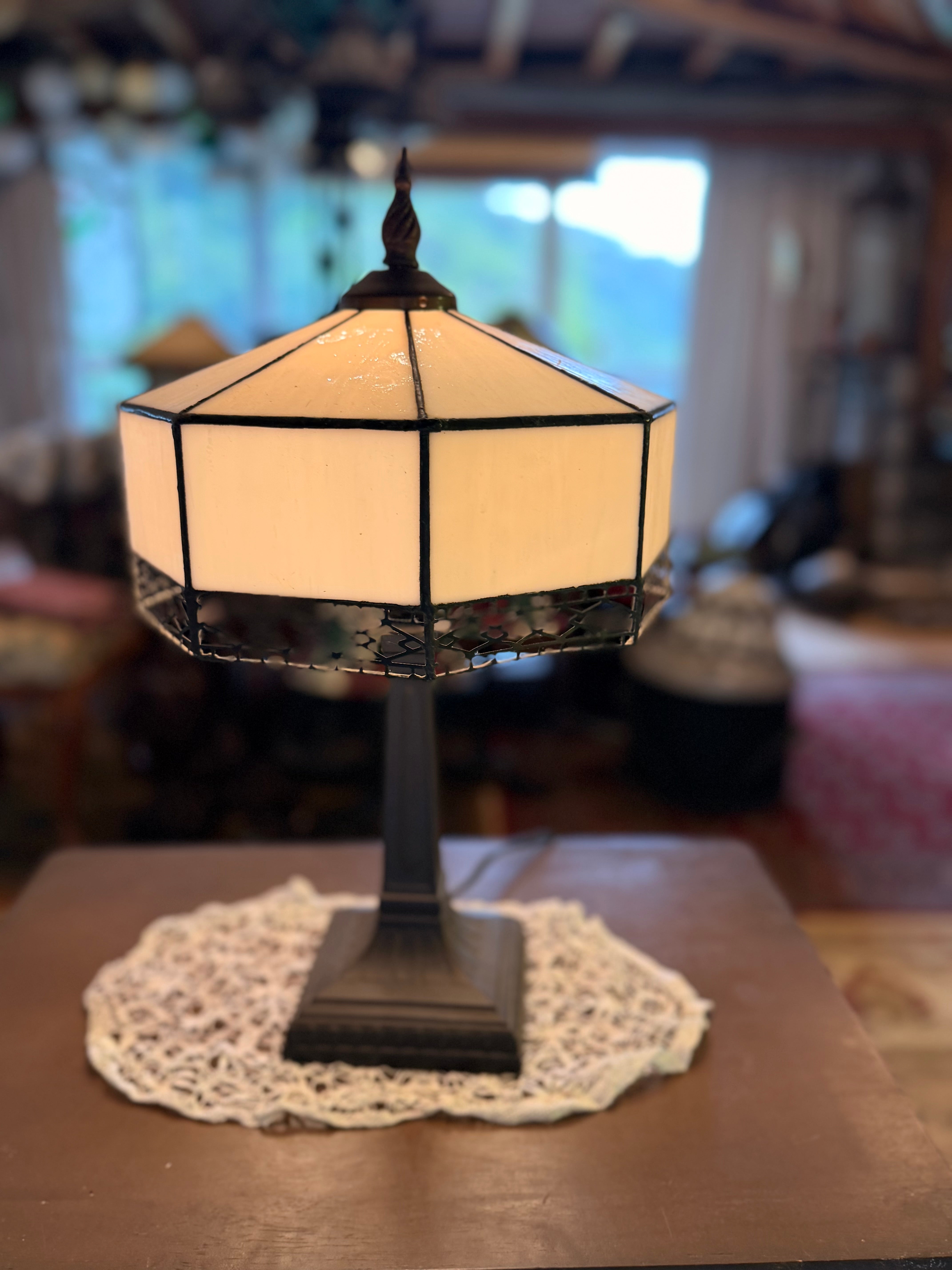 Elegante Abajur Luminária Tiffany com filigrana de bronze charmosa e vidros brancos foscos