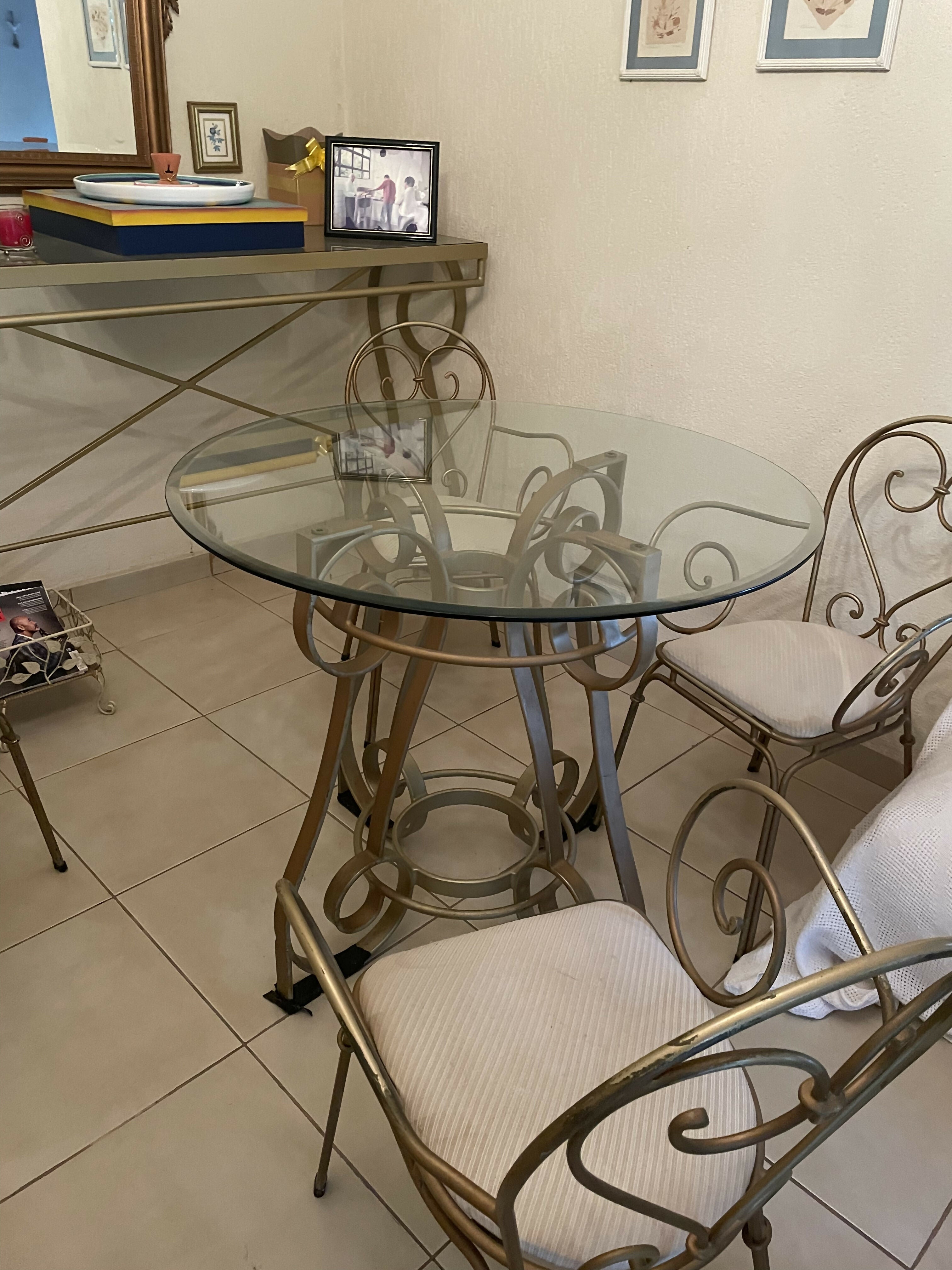 Mesa de ferro com tampo de vidro com quatro cadeiras