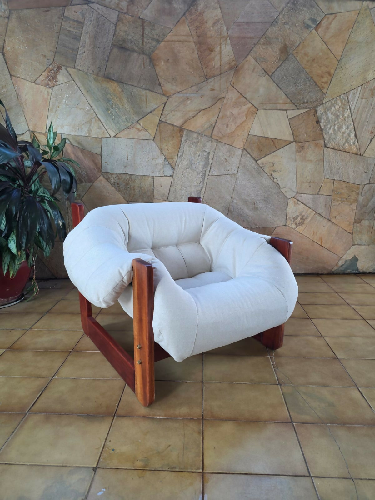 Poltrona MP-97 de Percival Lafer em linho branco
