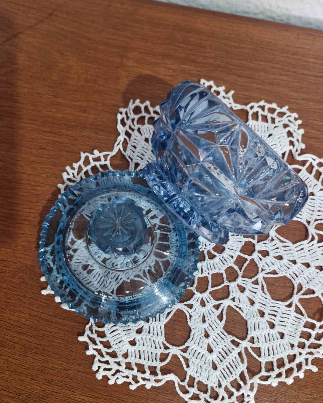 Bomboniere de vidrão lapidado azul com tampa 
