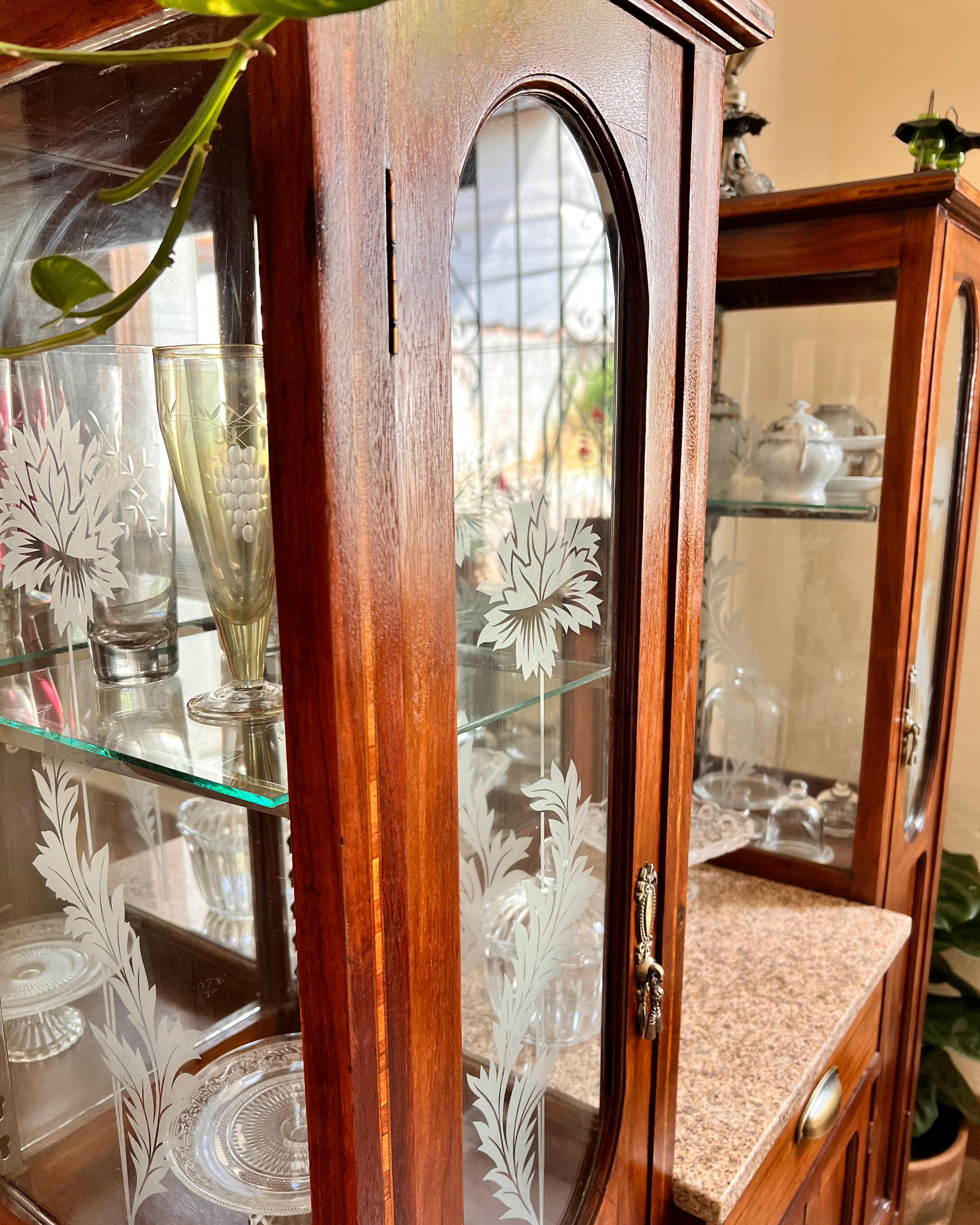 Cristaleira antiga art nouveau restaurada