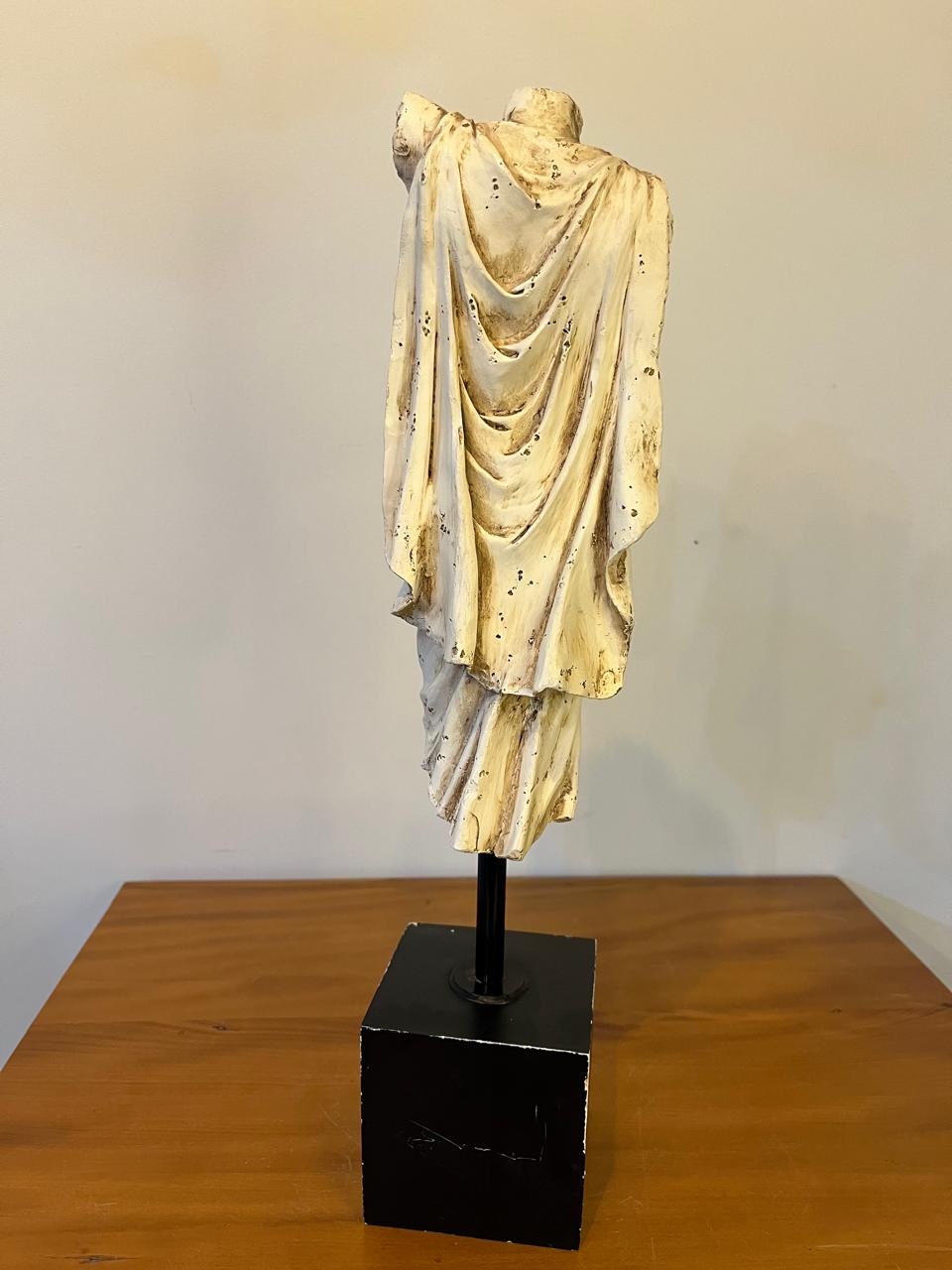 Escultura Decorativa de Torso Clássico com Vestes Drapeadas e Base Preta – 45 cm