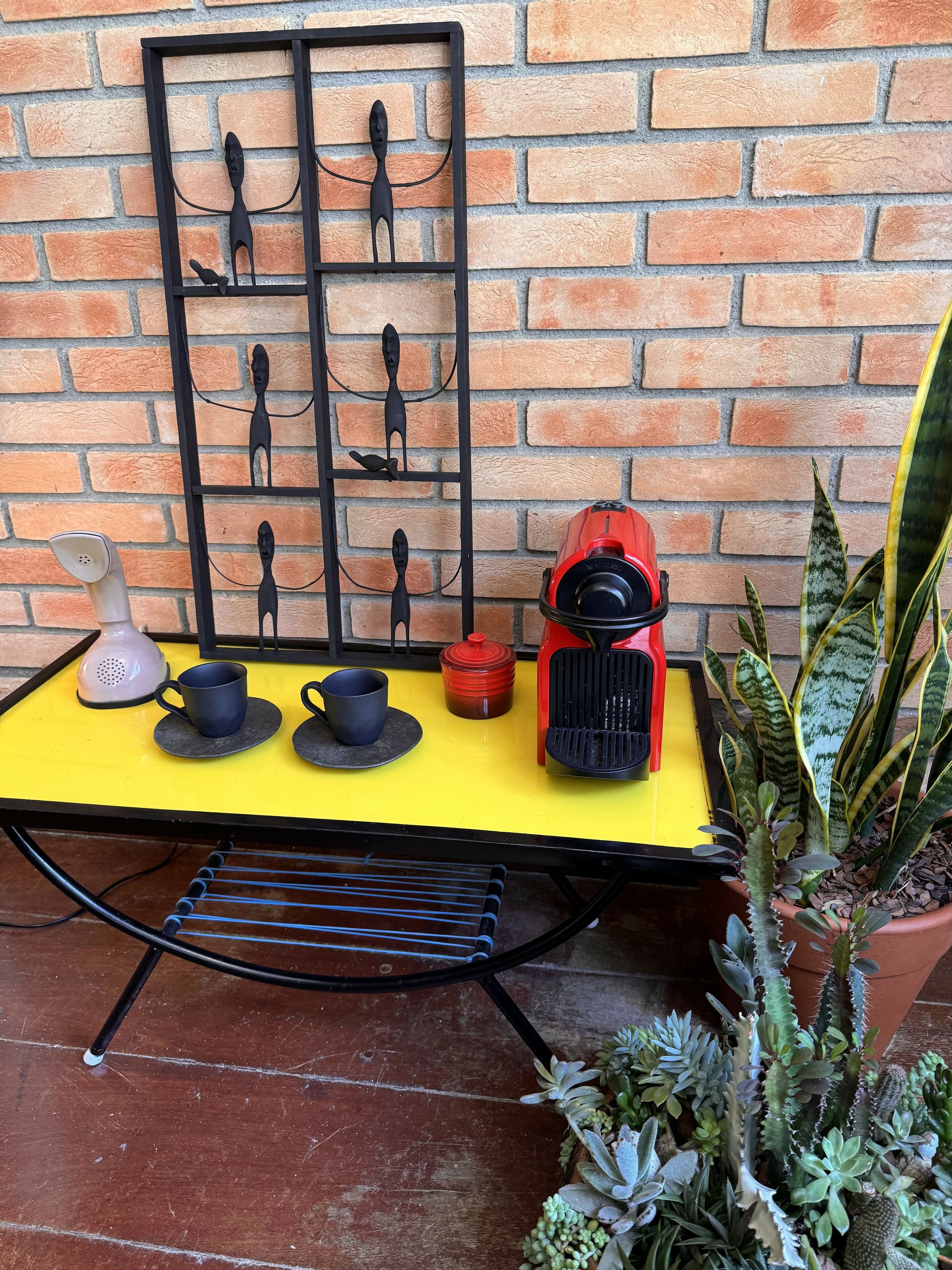 Mesa lateral / mesinha de centro ou barzinho Anos 50 com tampo amarelo