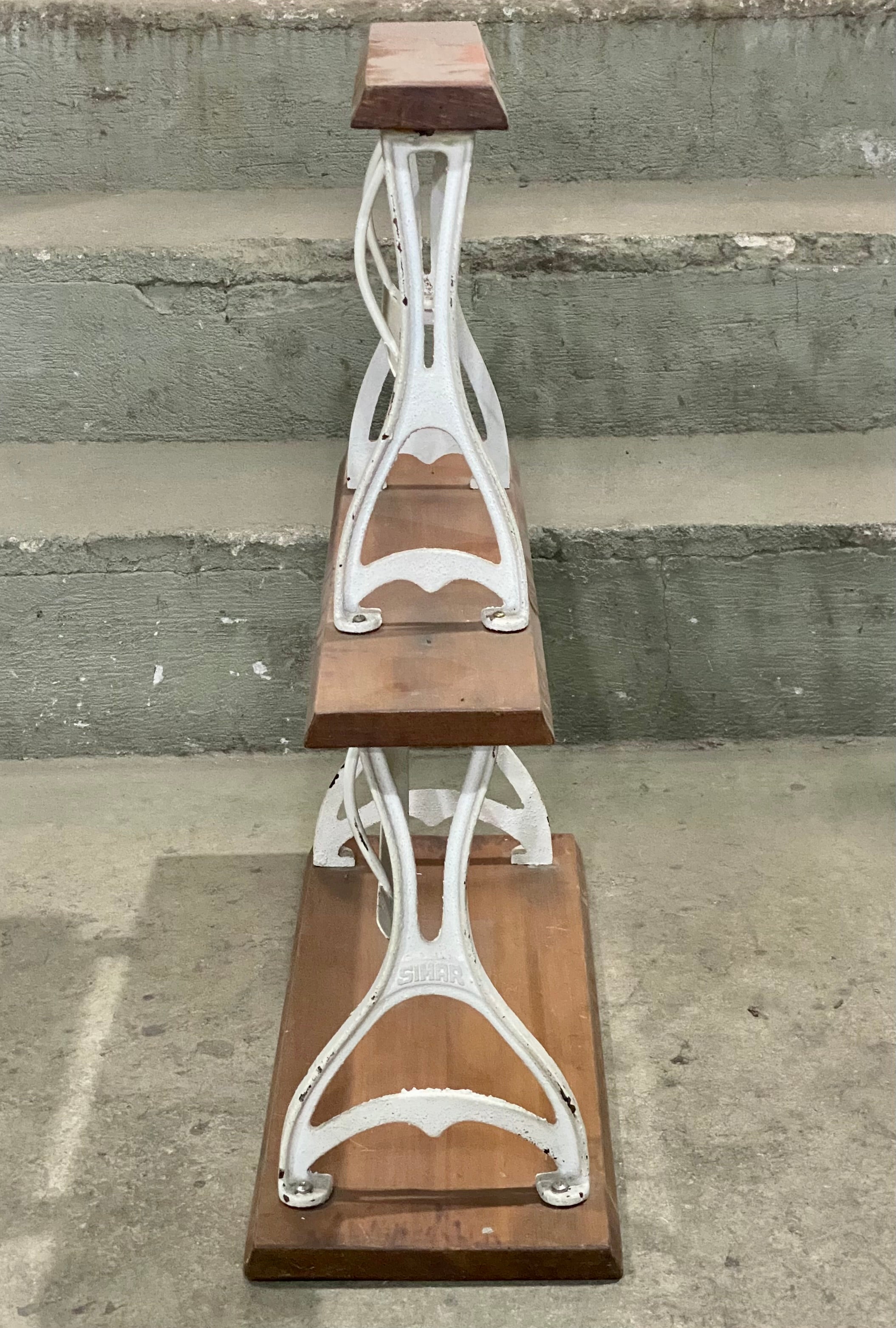 Suporte de rolo de papel antigo em madeira e ferro com acabamento em branco 
