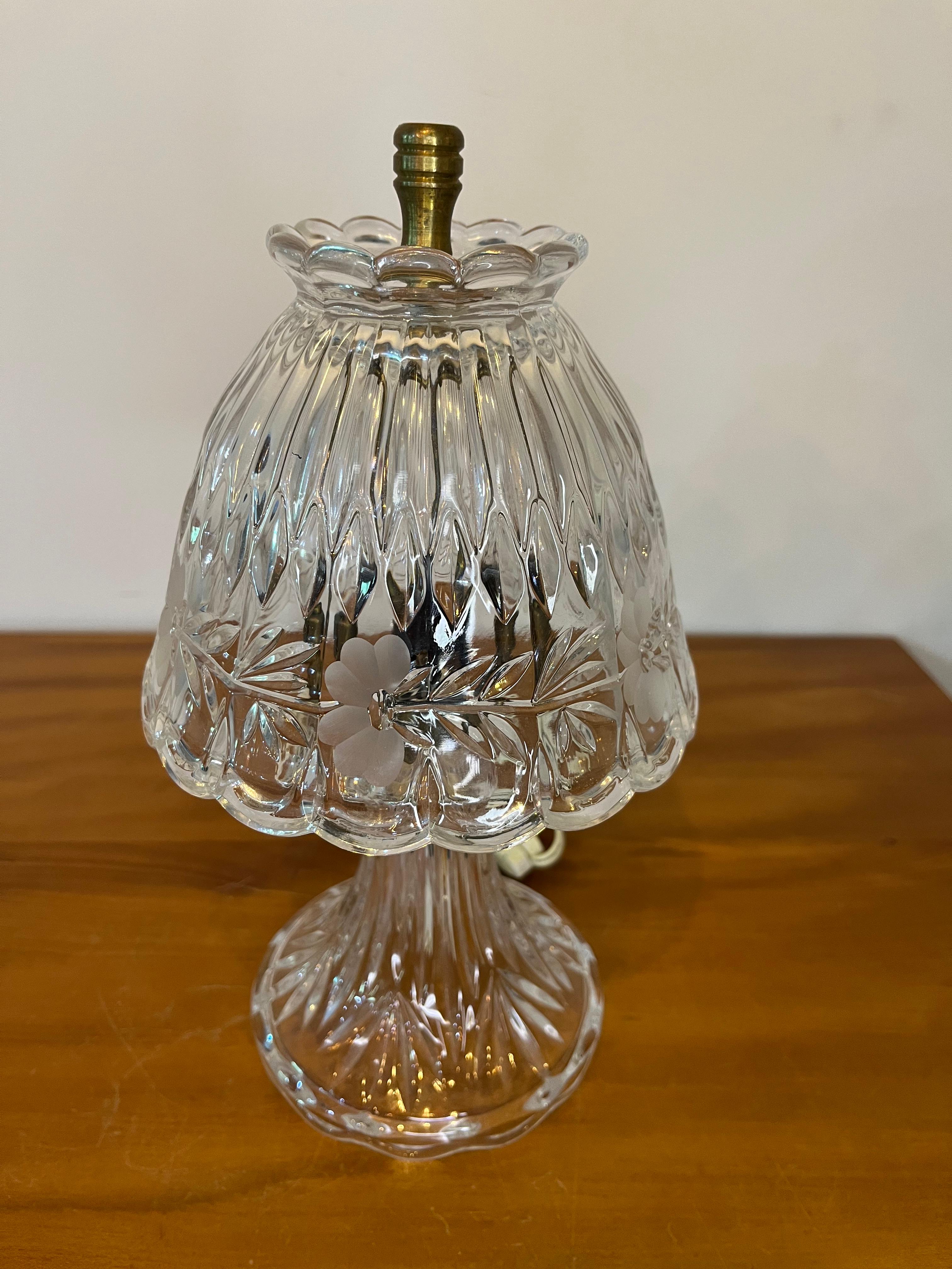 Abajur em vidro trabalhado com cúpula floral e detalhes em metal dourado — 27 cm