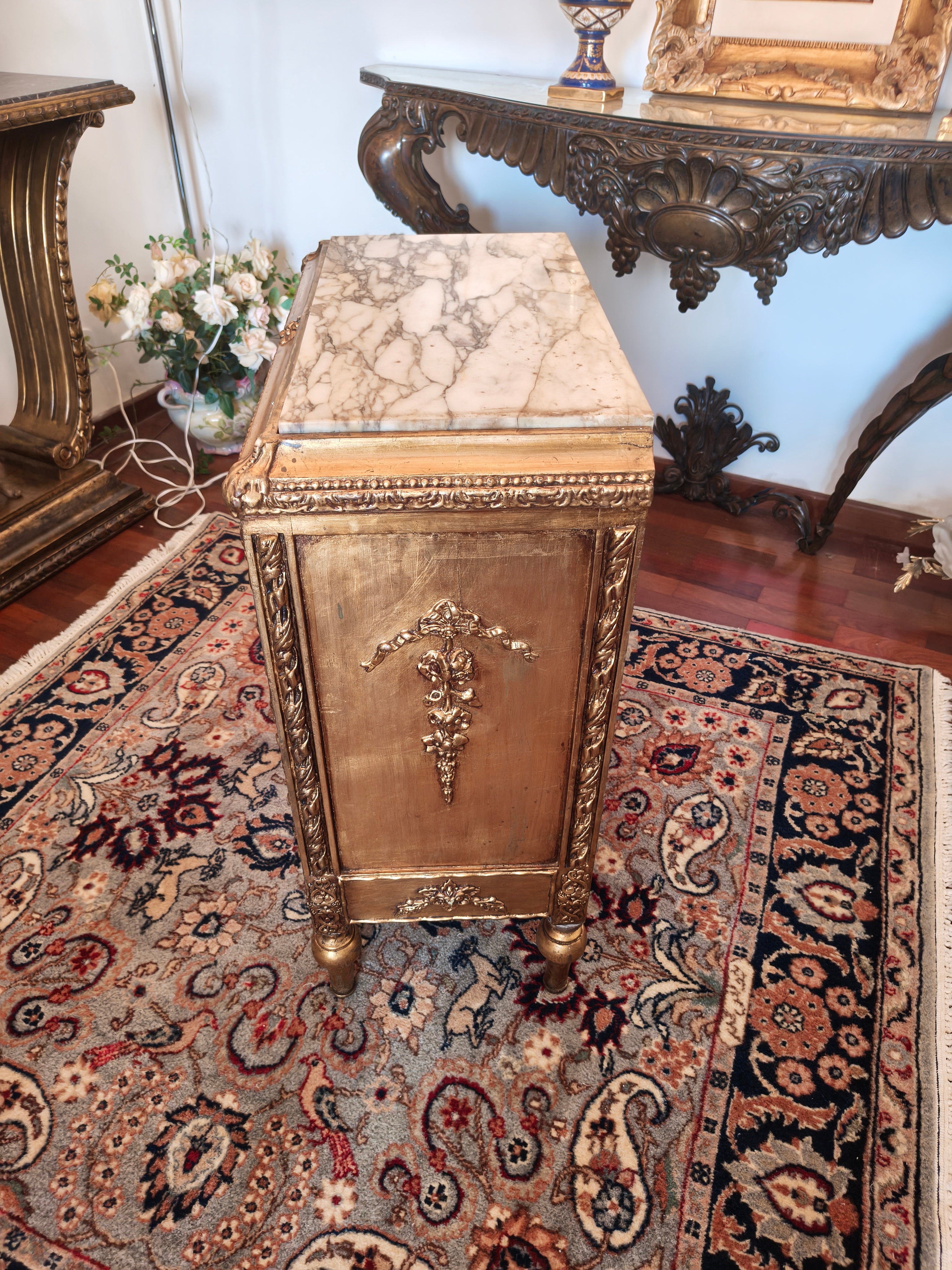 Antigo Gabinete Musiquero em dourado Estilo Luís XVI com tampo em pedra e porta com palhinha e pintura oval 