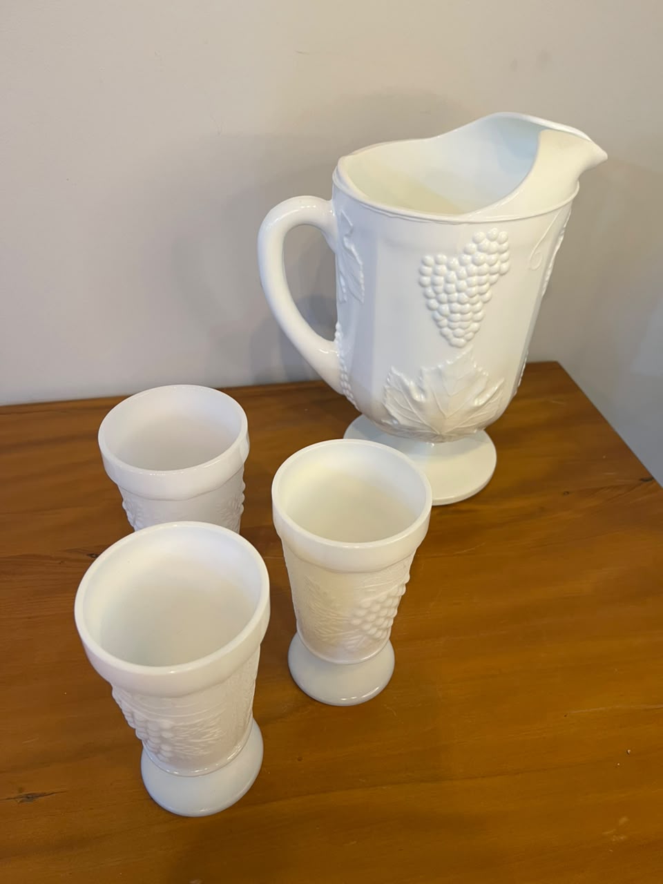 Conjunto em vidro leitoso com jarra e 3 copos – decoração em relevo com uvas