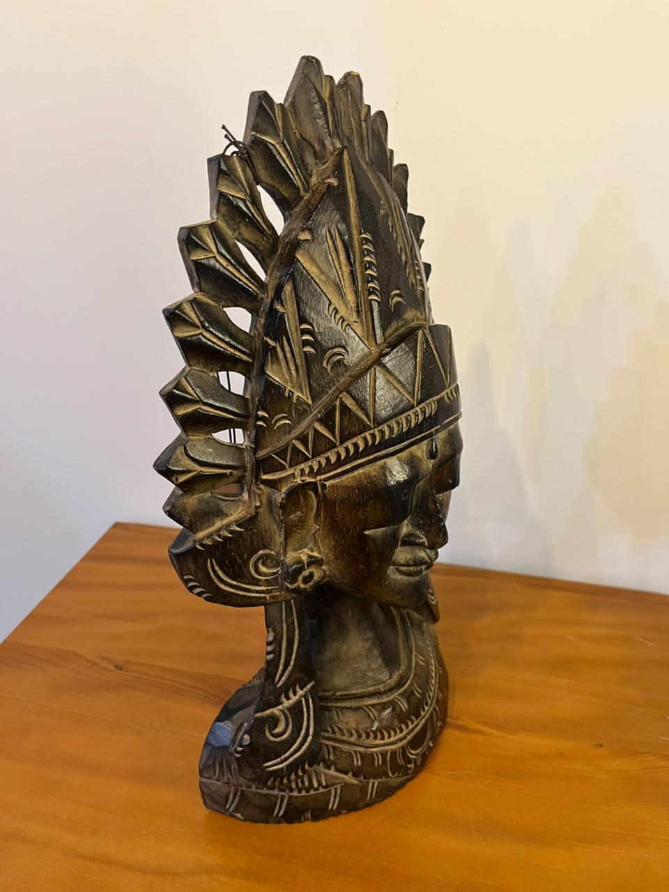 Escultura decorativa em madeira entalhada — indígena com cocar — 42 cm
