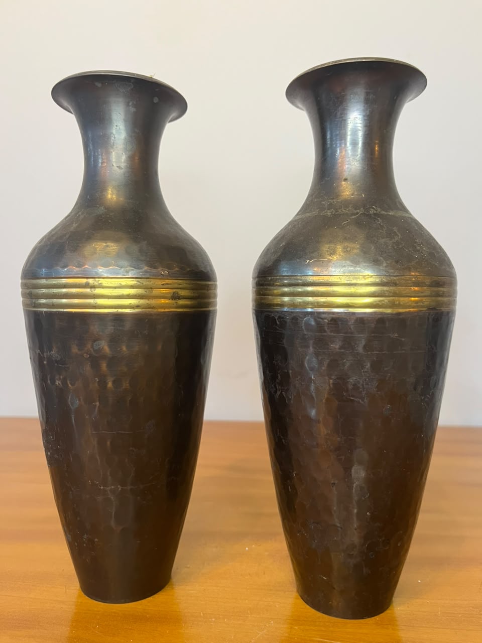 Par de Vasos Decorativos em Metal com Detalhes em Latão
