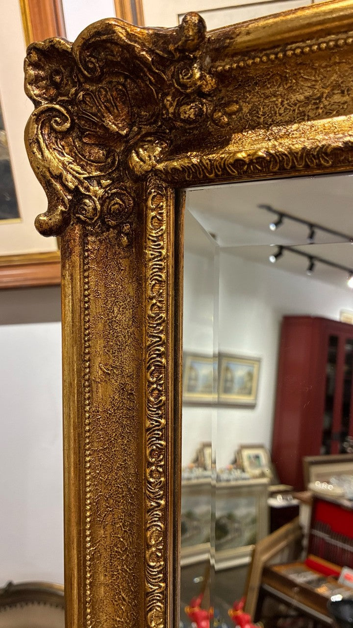 Espelho Bisotado retangular clássico com moldura ornamentada em dourado 