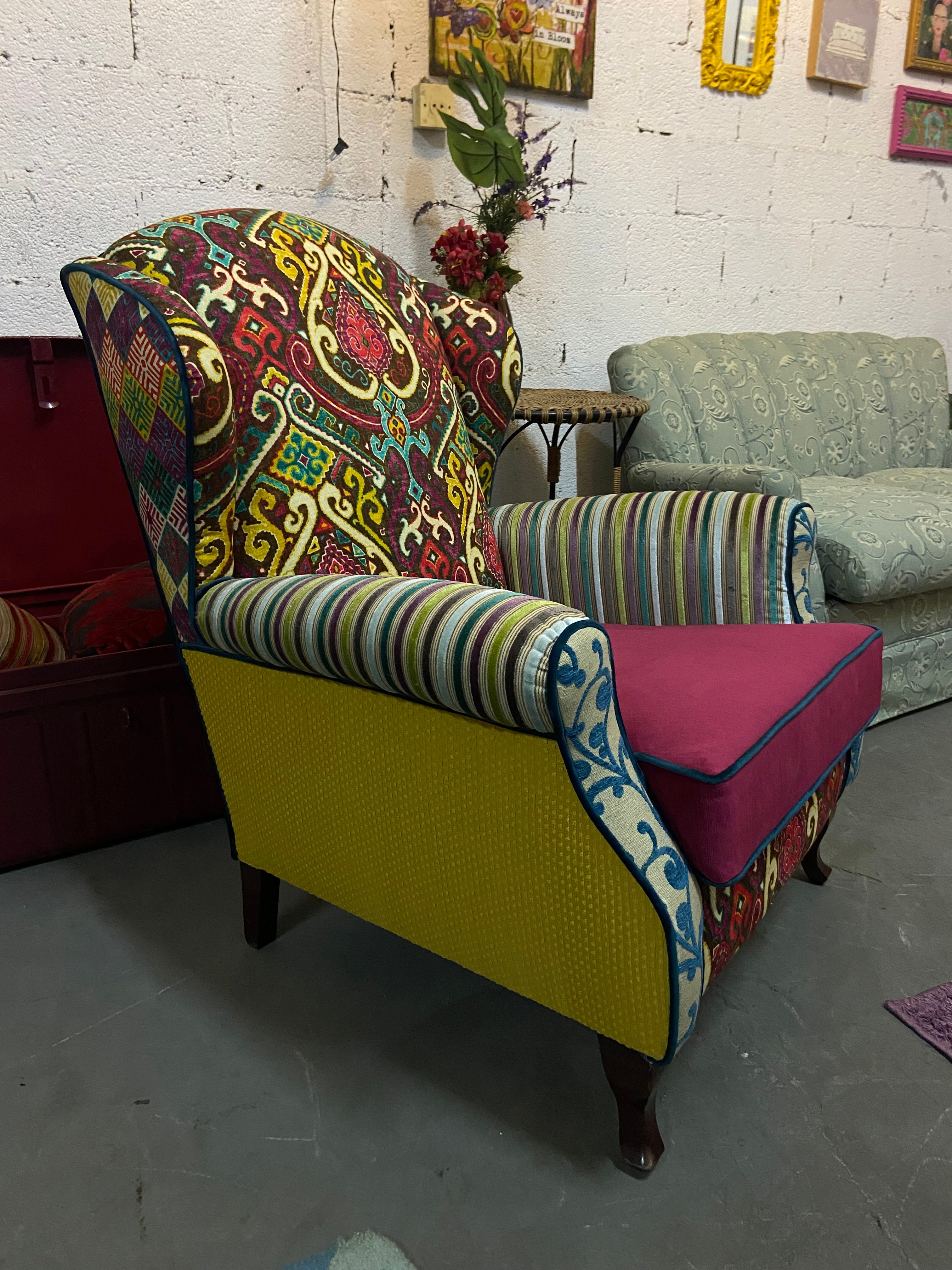 Poltrona Bergere Firenze com tecidos estampados coloridos e assento rosa