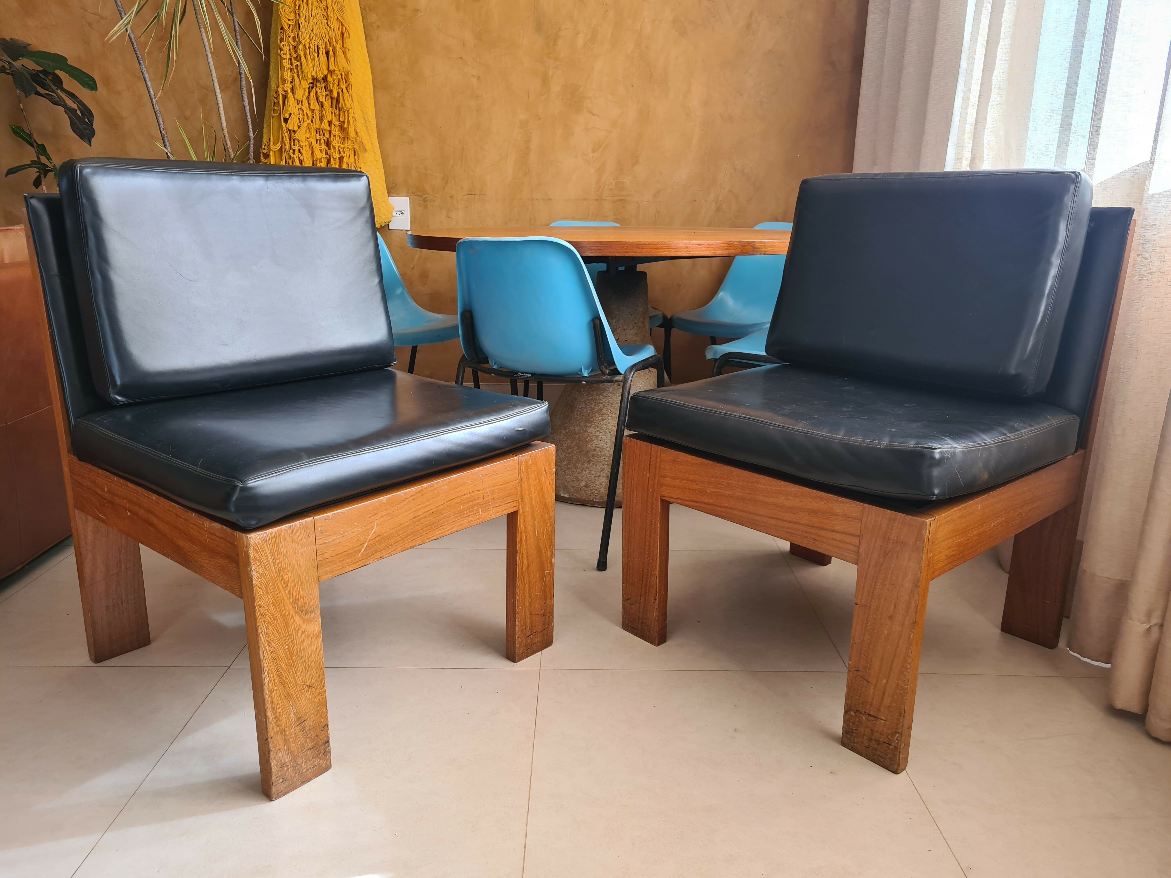 Par de cadeiras dos anos 70 em madeira e estofado preto