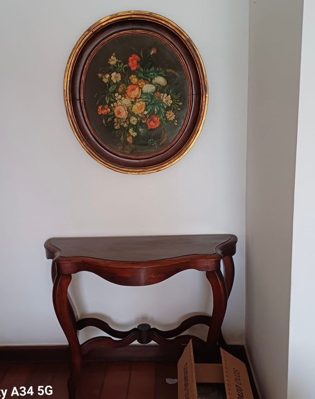Quadro redondo com flores com moldura em madeira 