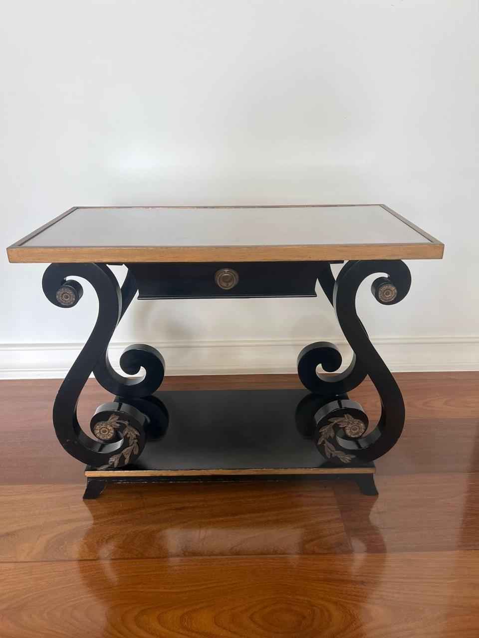Mesa Aparador antiga estilo Império em madeira escura com pés curvados e gaveta 