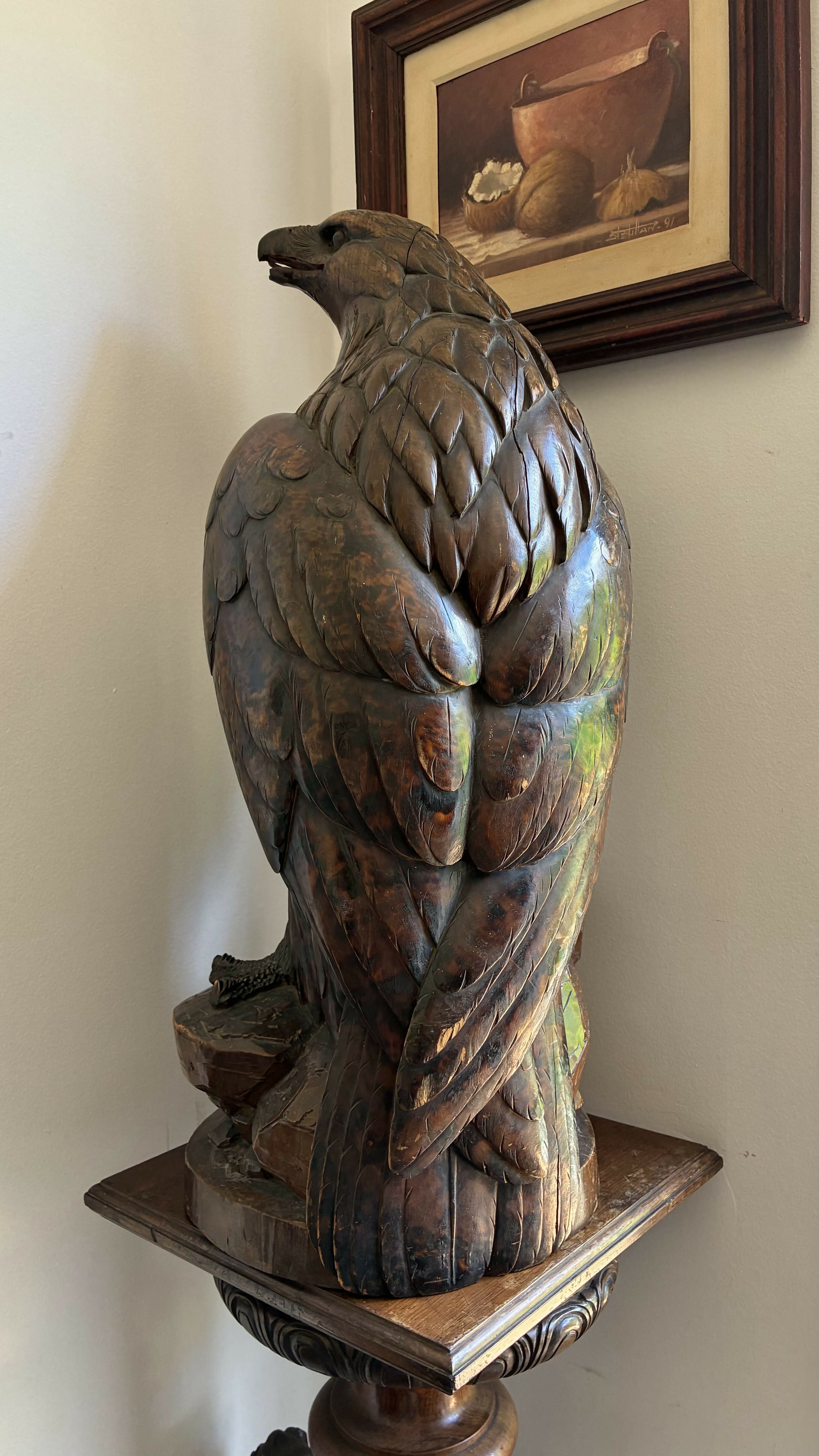 Escultura de Águia em Madeira