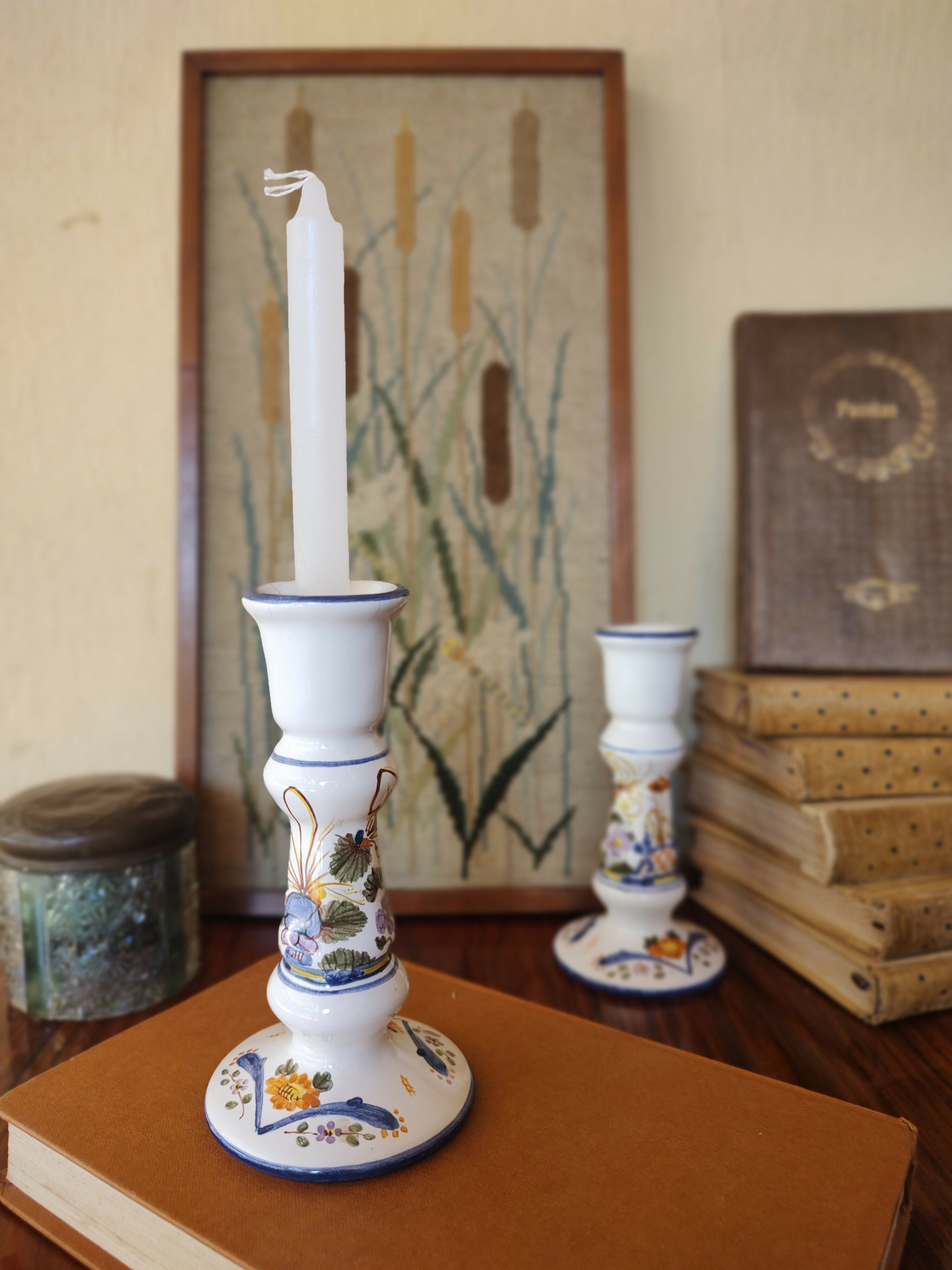 Belíssimo Par de Castiçais em faiança pintada à mão