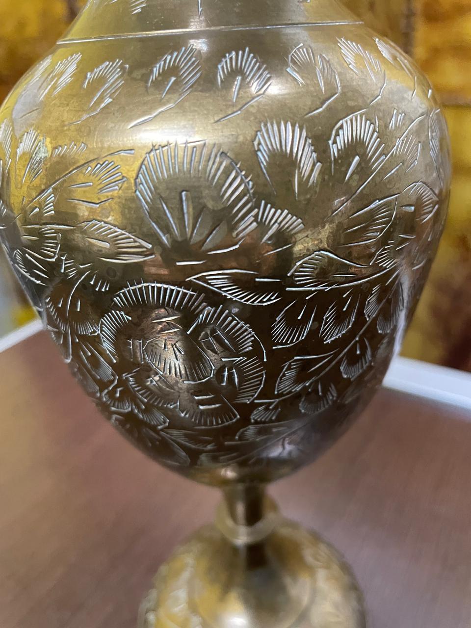 Vaso indiano vintage em metal com motivos florais 