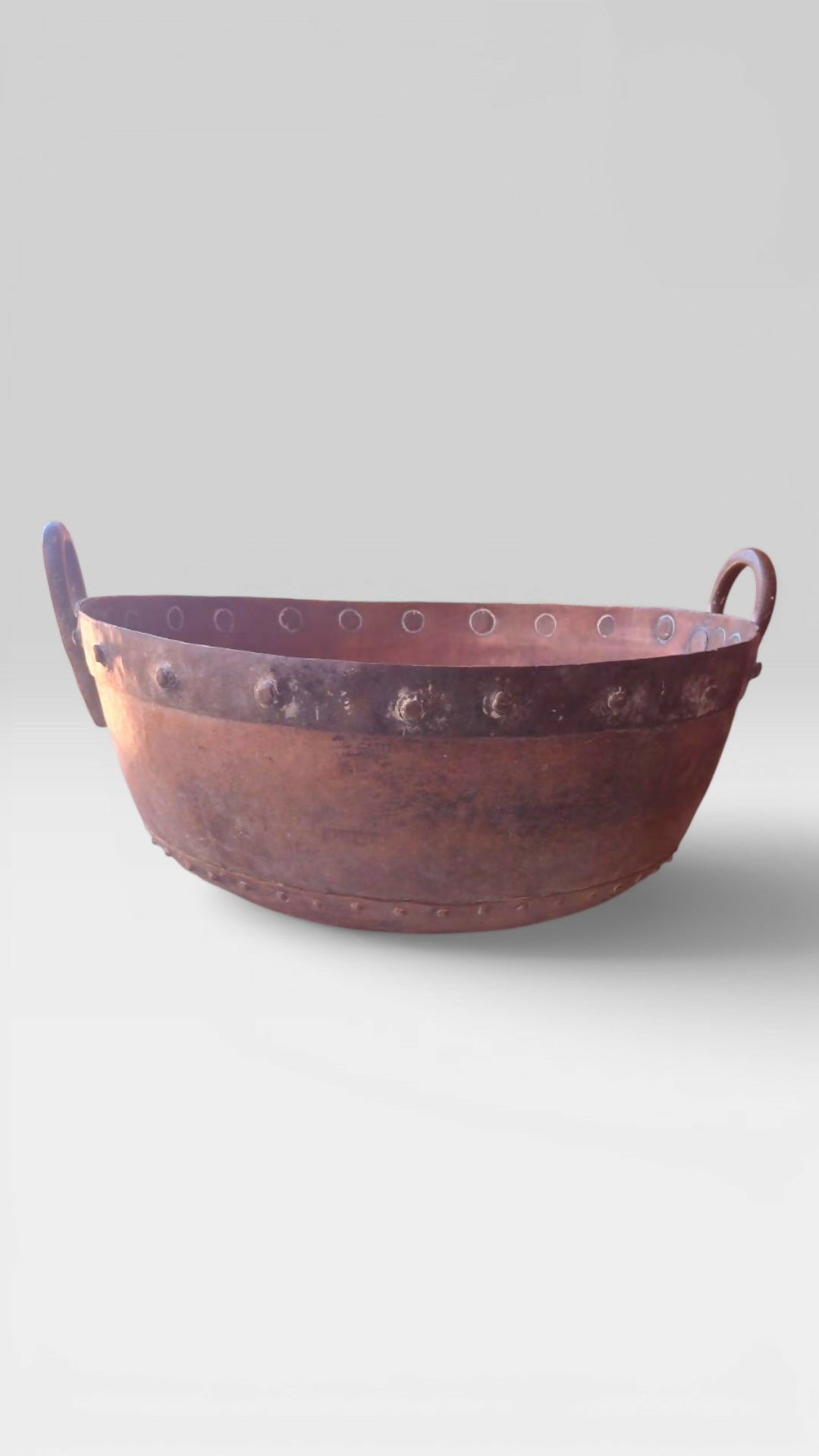 Grande tacho de cobre rebitado